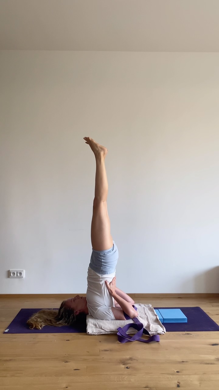 Rychlopraxe 30 min aneb když je prostor pouze na stoj na hlavě a stoj na ramenou 🫶🏻
Alfa a omega v józe, jakmile jsou tyto pozice zvládnuté, je ideální praktikovat je každý den. Kromě toho, že otočí celé tělo (i svět) vzhůru nohama, budují sílu, odstraňují strachy a zvyšují emoční stabilitu. Ne nadarmo se jim říká král a královna jógových pozic. Tipnete si, kdo je král a kdo královna?
#yoga #headstand #shoulderstand