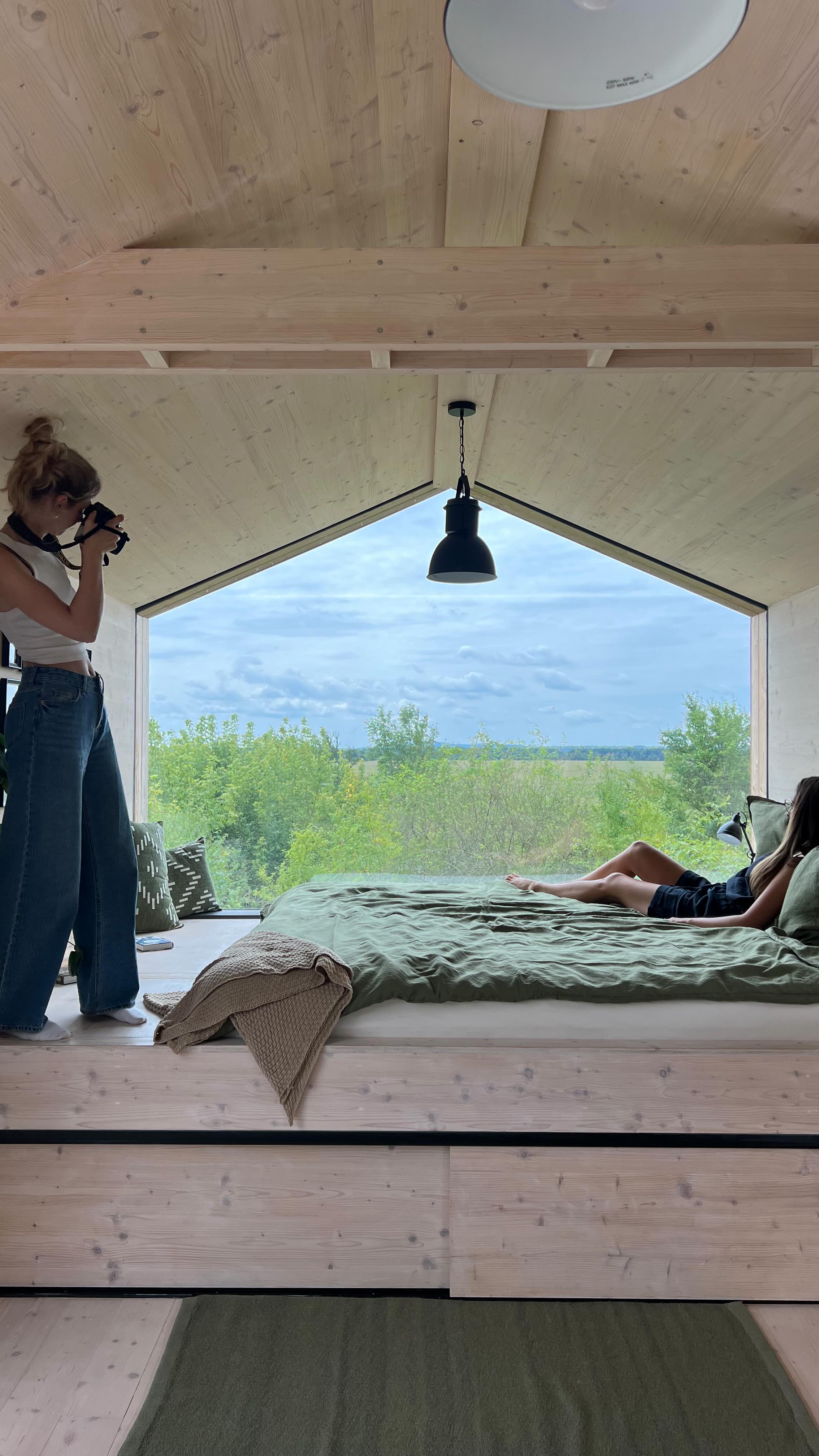 ✨ ROSIMI x ELKA LOUNGE
Obleč se do pohody. A klidně v ní i spi.
Když se u nás objevila @elkalounge vzniklo z toho nejen krásné focení… ale i společný zážitek, o který se teď chceme podělit.
👘 Přes den pohodlné loungewear.
🛏️ V noci měkké ložní prádlo.
🌲 A kolem? Klid, příroda a náš tiny house Rosimi.
🎁 Vyhraj pobyt ve vzorovém domečku – a zažij přesně to, co vidíš ve videu.
Styl, pohodlí a ticho, které tě ukolébá.
→ Sleduj nás, soutěž startuje už brzy!
#rosimi #elkalounge #soutez #slowtravel #tinyhousecz #glampingcz #ceskadesign #reelsczsk #domovvprirode #tiny #tinyhouse #dřevostavby #udržitelnost #ekologickébydlení #tinyhouseliving