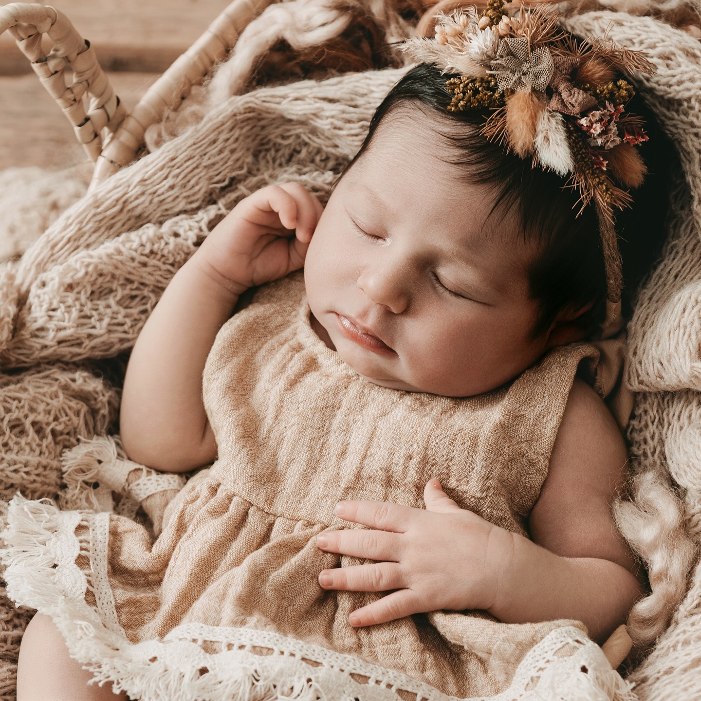 Fotografien aus dieser besonderen Zeit sind wie kleine Zeitkapseln.
Sie bewahren nicht nur Bilder, sondern Gefühle✨ – das Herzklopfen, den ersten Blick, das unendliche Staunen.
Wenn wir später darauf zurückschauen, spüren wir wieder diesen Anfang, der unser Leben für immer verändert hat.
Es sind nicht „nur“ Fotos.
Es sind Erinnerungen, die uns auch in vielen Jahren noch zuflüstern: So klein warst du einmal. So groß war unsere Liebe von der ersten Sekunde an 🧡 #Neugeborenenfotografie #NewbornFotografie #ErinnerungenFürDieEwigkeit #Neugeborenenshooting #Babyfotografie #Familienfotografie #Babyshooting #Neugeborenenliebe #Babyglück #ErstesLebensjahr #NewbornLiebe #MamaUndPapa #WunderdesLebens #Babyzauber #UnserBaby #familienglück #eschweiler #fotografineschweiler #aachen #stolberg #alsdorf #düren