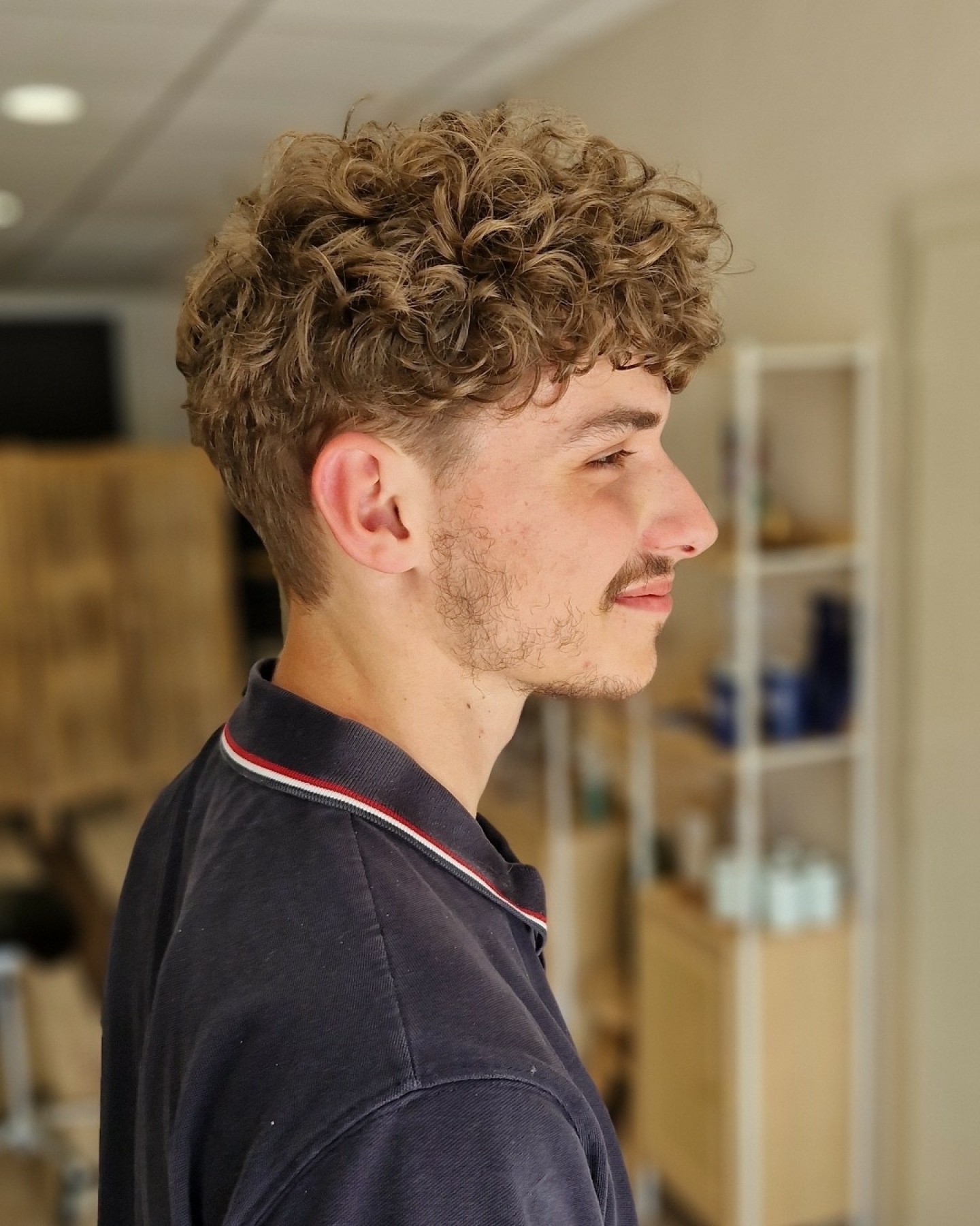 💈 Parce que les boucles ne sont pas réservées aux femmes 😉
Ici aussi, une belle structure, un volume maîtrisé, et une vraie mise en valeur de la texture naturelle.
💛 Les cheveux bouclés méritent toujours un coup de ciseaux adapté, peu importe le genre !