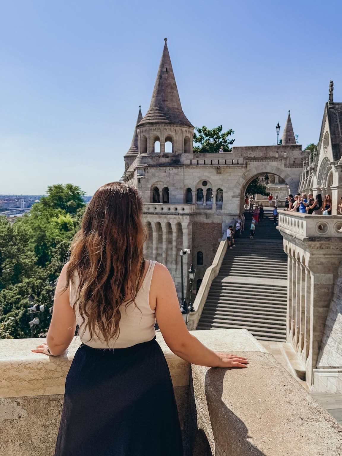 Jour 3 à Budapest 🏰
1: dans une tour du Bastion des pêcheurs
2: petit selfie souvenirs 🤳
3: une plaque dégoût trop mignonne
4: chimney cake glace + supplément Nutella 🤤
5: le château du Buda by night
6: pleins d’oiseaux autour du parlement
7: Starbucks avec une vue pas degeu
8: le bastion des pêcheurs, monument incroyable de Budapest
9: vue sur le parlement depuis la colinne Gellert
#budapest #buda #pest #traveleurope✈️ #visitbudapest #travelcouplelife