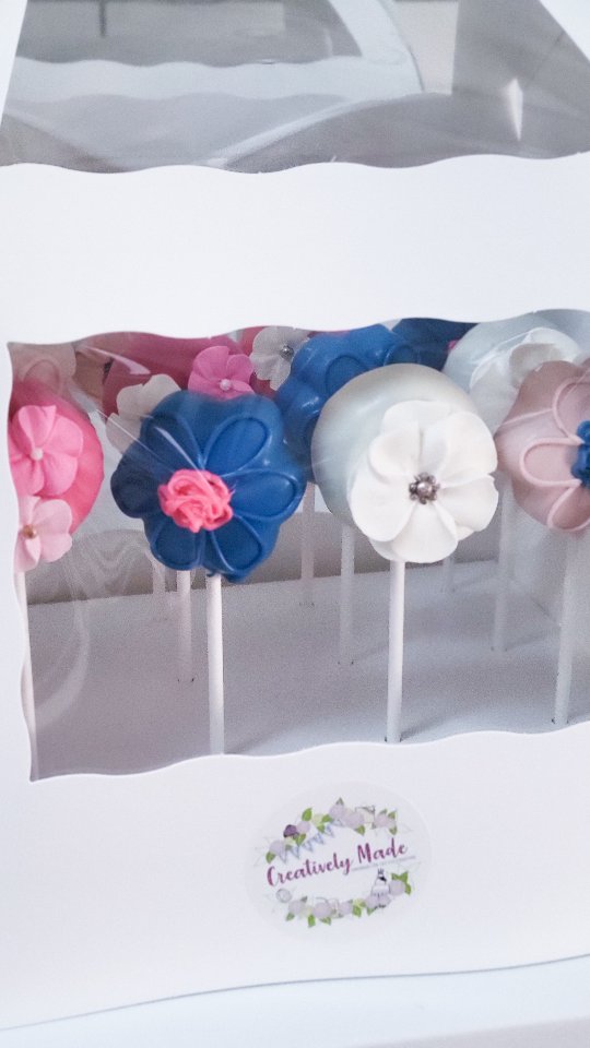 Bright, beautiful flowers was the perfect graduation theme. I'm so happy we got to add extra sweetness to the festivities. Can't believe the new school year is about to begin. Time to buckle up.
#cakepops#cakepoplady #cakepopstagram#cakepopdecorating #party #desserttable #localbaker#palmharbor#safetyharbor#tarponsprings#dunedin#clearwater#tampa