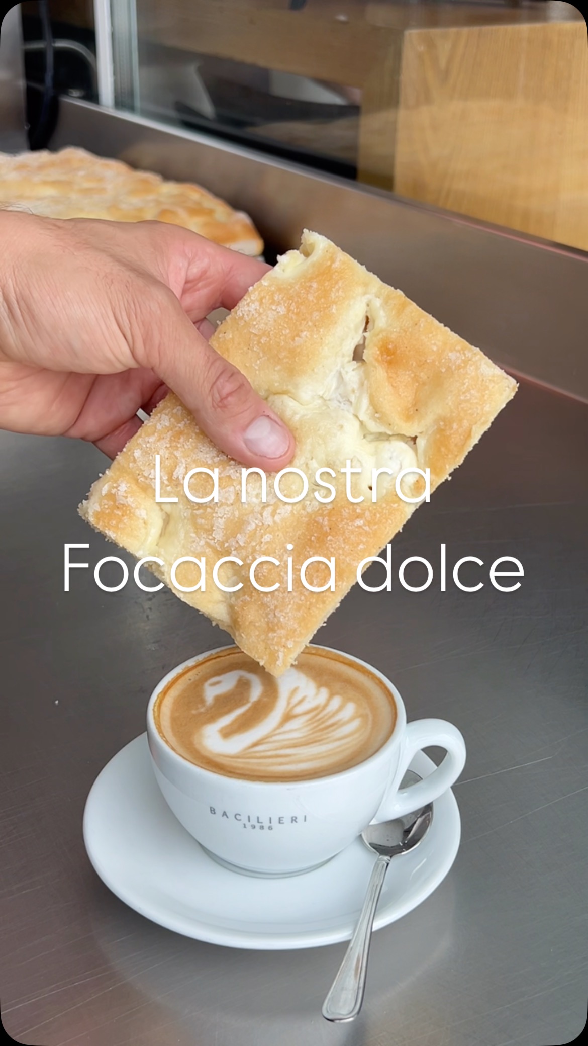 Abbiamo creato la nostra versione della focaccia dolce!Un morbido impasto agrumato con pozzetti di panna sparsi per tutta la superficie crea un gusto perfetto da abbinare a un delizioso cappuccino ☕️
Come si può notare abbiamo testato questo abbinamento per voi 😂
.
.
.
.
#bacilieri #pasticceriabacilieri #pasticceriaartigianale #panna #focaccia #focacciadolce