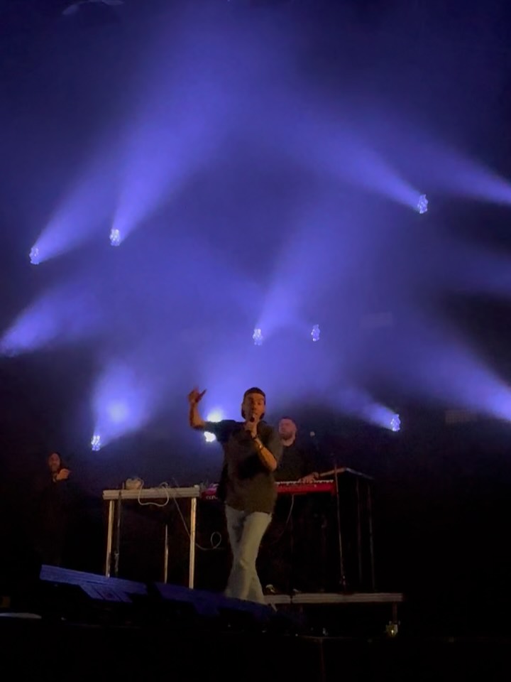 Un de mes derniers concerts solo de l’été c’était à @estivaleopenair et quel kifffff 😍 j’ai pu inviter les bros et pouvoir partager la scène avec ces bg talentueux c’est toujours un plaisir de fou !
Les deux dernières d’août c’est
Ce vendredi au @cafe.des.grand.places.fribourg pour un DJset
Ce samedi au @albaniwinterthur pour un live 🫶
Que du love sur vous 🎹
-
One of my last solo shows of the summer was at @estivaleopenair and damn, what a vibe 😍
I got to bring the bros on stage – always a crazy pleasure to share it with these talented legends!
The last two dates of August:
This Friday at @cafe.des.grand.places.fribourg for a DJ set
This Saturday at @albaniwinterthur for a live show 🫶
Sending you all my love 🎹
@peppersound_agency @lucadeblasiooo @leo_zgk