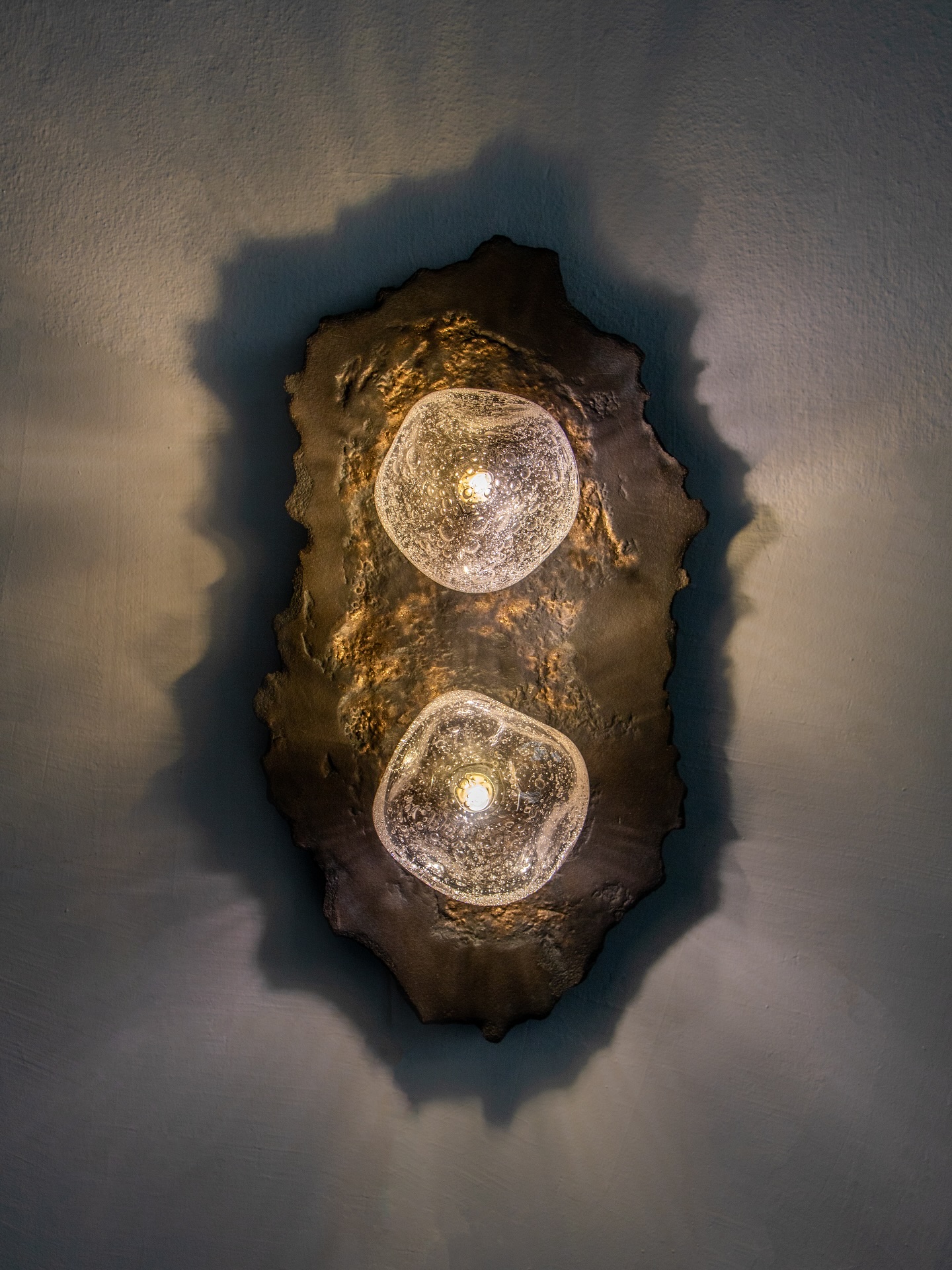 The new Asea ✨like sunlight on coastal stone – brings a soft, golden glow to your wall. Hand-shaped by Ceren, each glass form captures the warmth of sea foam and fire in a quiet, radiant light.💫
>> maiizen.com <<