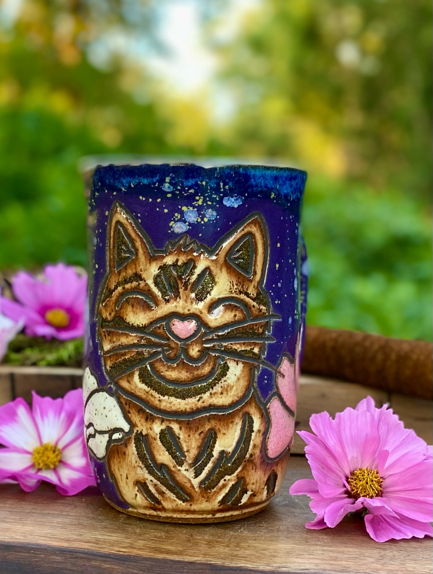 I just came in from cutting flowers and my cosmos are so high I can’t even reach the highest ones. This mug was inspired by our tabby cats that like to lounge in the shade of the cosmos. I’m so pleased with how the colors came out. 🩷🤍💜
#catmug #catmugsofinstagram #tabbycat #cosmos