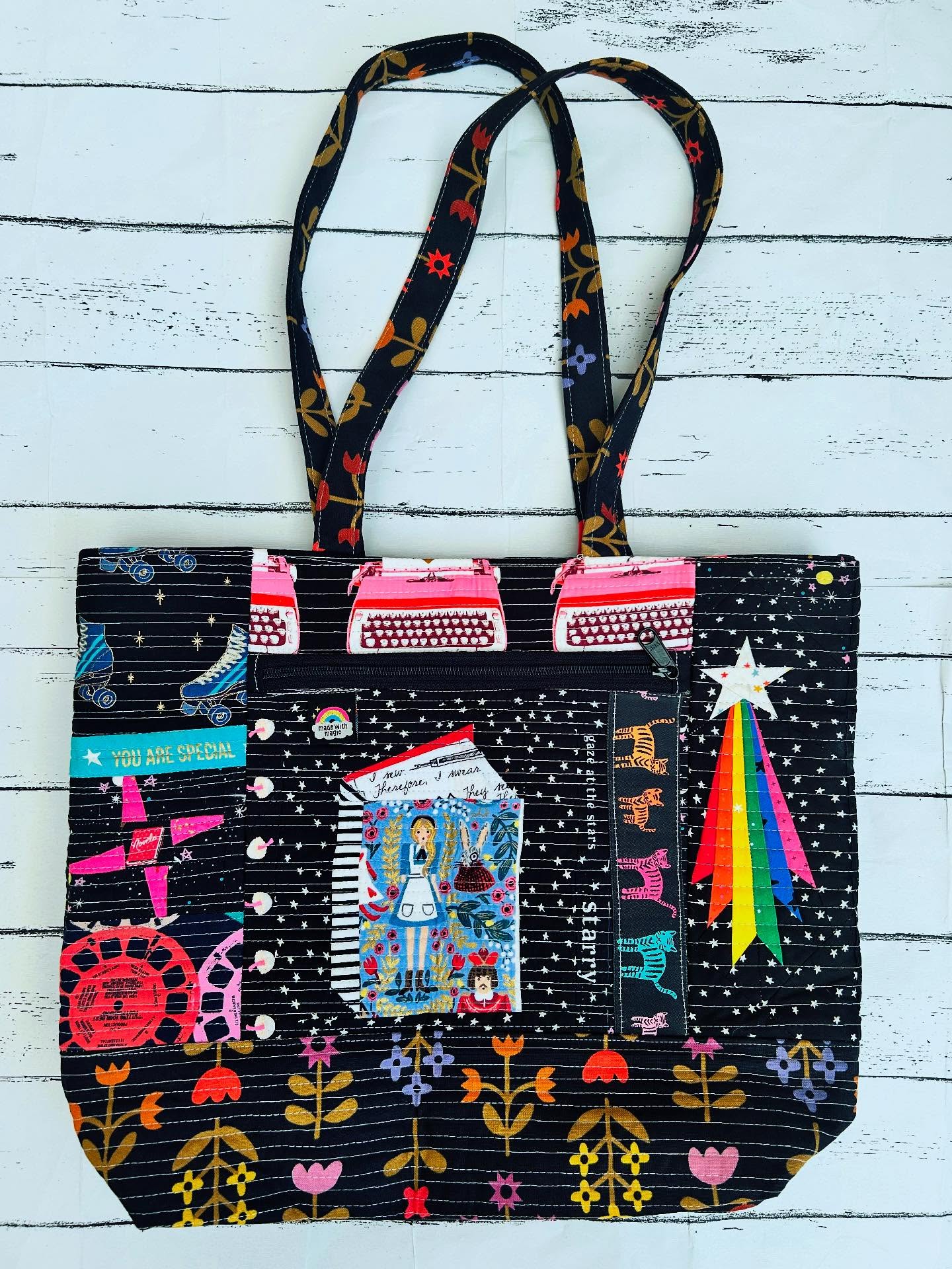 I have admired @made.in.hackney.by.karen bags for the longest time and now I’ve got my very own!! ❤️🌈
Made for the #sewmanystoriesswap it is full of super cute little details, lots of scrappy rainbow goodness and a dose of magic! Thank you Karen, I absolutely love it!!
@elfquilterllc @quiltwithmisskate mark me as received and over the moon ❤️🌈
#sewmanystories #terrifictotes #totebag #quiltedbag #sewtherainbow #quiltyfriendsarethebest #rainbowshootingstarblock #scrappymakesmehappy #rubystarsociety #rubystarsocietyfabric #aliceinthewonderland #bookbag #talltalesblock #fpp #foundationpaperpiecing #machinequilting #matchstickquilting #igquiltcommunity #quiltersgonnaquilt #bagmakersofinstagram #handmade #patchwork #patchworkandquilting #sewcreative #sew #sewistsofinstagram #riflepapercofabric #greatbritishquilter #happysewlucky