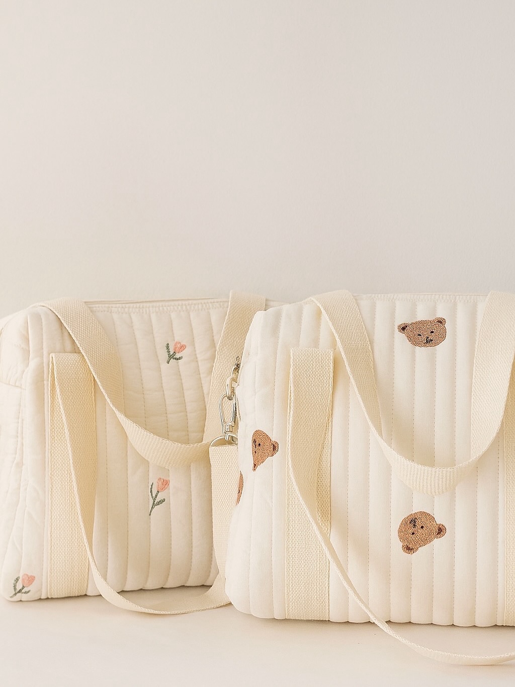 ✨ Mom Bags XL ✨
Ideal para llevar todos los esenciales de tu bebé con estilo y comodidad 🤍
⭐️ 100% algodón orgánico
⭐️ 32x25x12 cm
⭐️ Prints: ositos, flores o limones
⭐️ Amplia, ligera y práctica
💰 Q285 + envío
🚚 Envíos a todo el país
#ArielleKids #MomBag #MamáConEstilo #EsencialesDeBebé #BabyBag #MaternityStyle