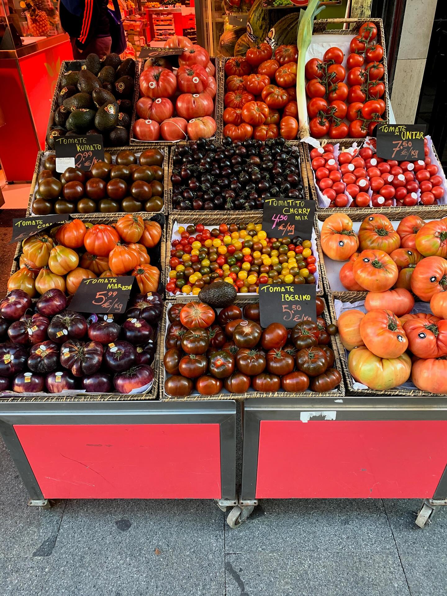 Want to know more about Spanish tomatoes? The difference between commercial and heirloom varieties and their culinary uses?
If you want to know the best variety for gazpacho, salmorreta, or a simple tomate aliñao or what hanging tomatoes are used for, this article is for you.
Read my latest article for @spainfoodwine
At Link in Bio
#tomates #tomatesrecetas #tomatesdehuerta #tomatorecipes #spanishtomatoes