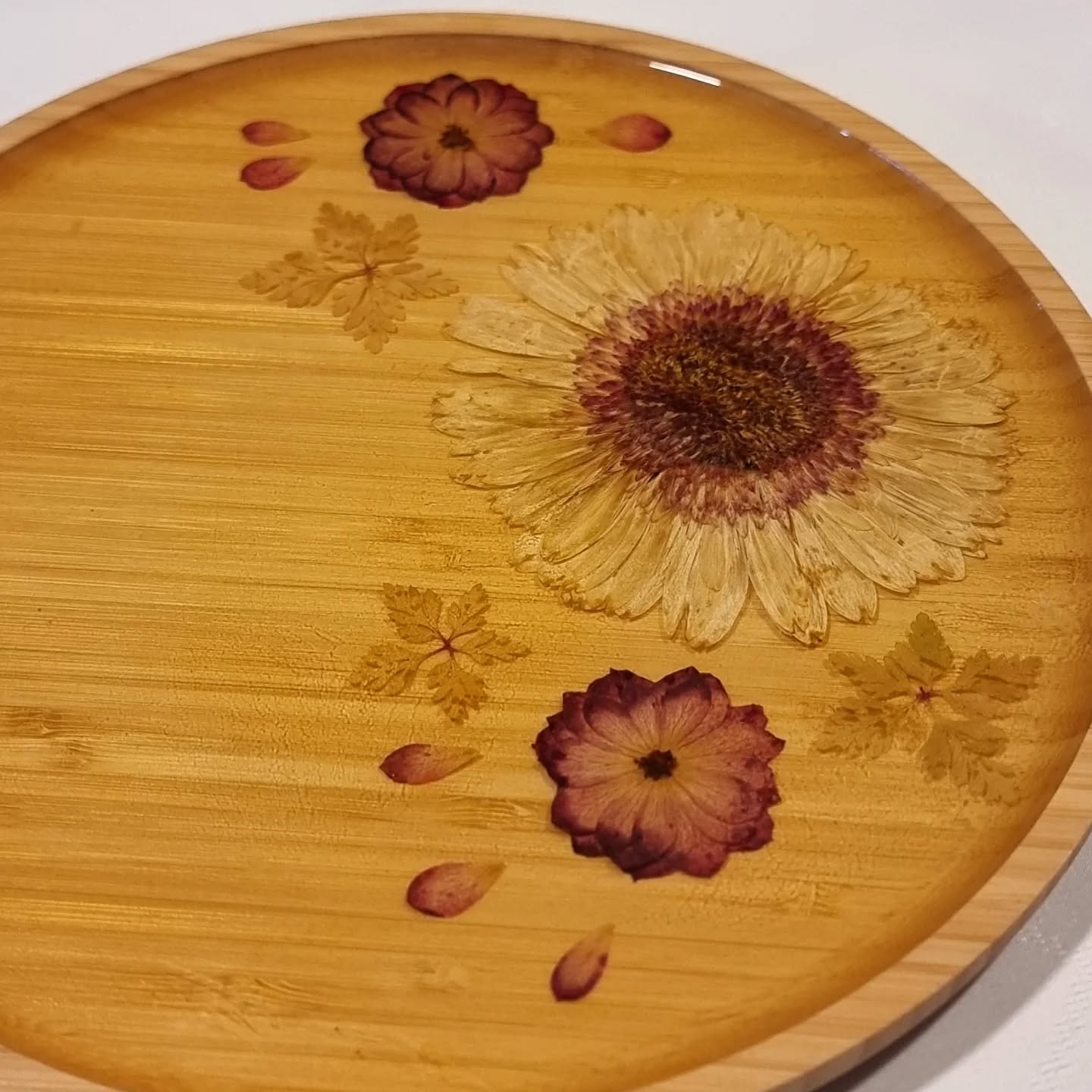 🏵Plateau bambou avec de réels fleurs à l'intérieur.
Multi fonctions vous repouvez l'utiliser dans la cuisine ou en déco dans le salon.
#resine #epoxy #fleurs #création #art #passion #resine #epoxy #resineepoxy #resineepoxyresinart #pierresnaturelles #wood #bois #fleurs #flowers #création #passion