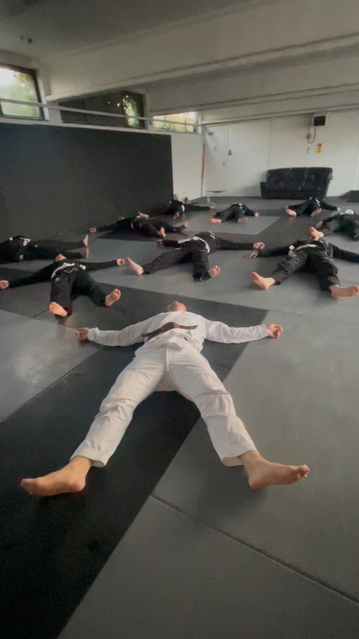 Post training relaxing body scan aka #yoganidra #nonsleepdeeprest #nsdr is a wonderful way to end an intense session.
#centrelinejiujitsu #mauriciogomeslegacy #bjj #jiujitsu #worthing