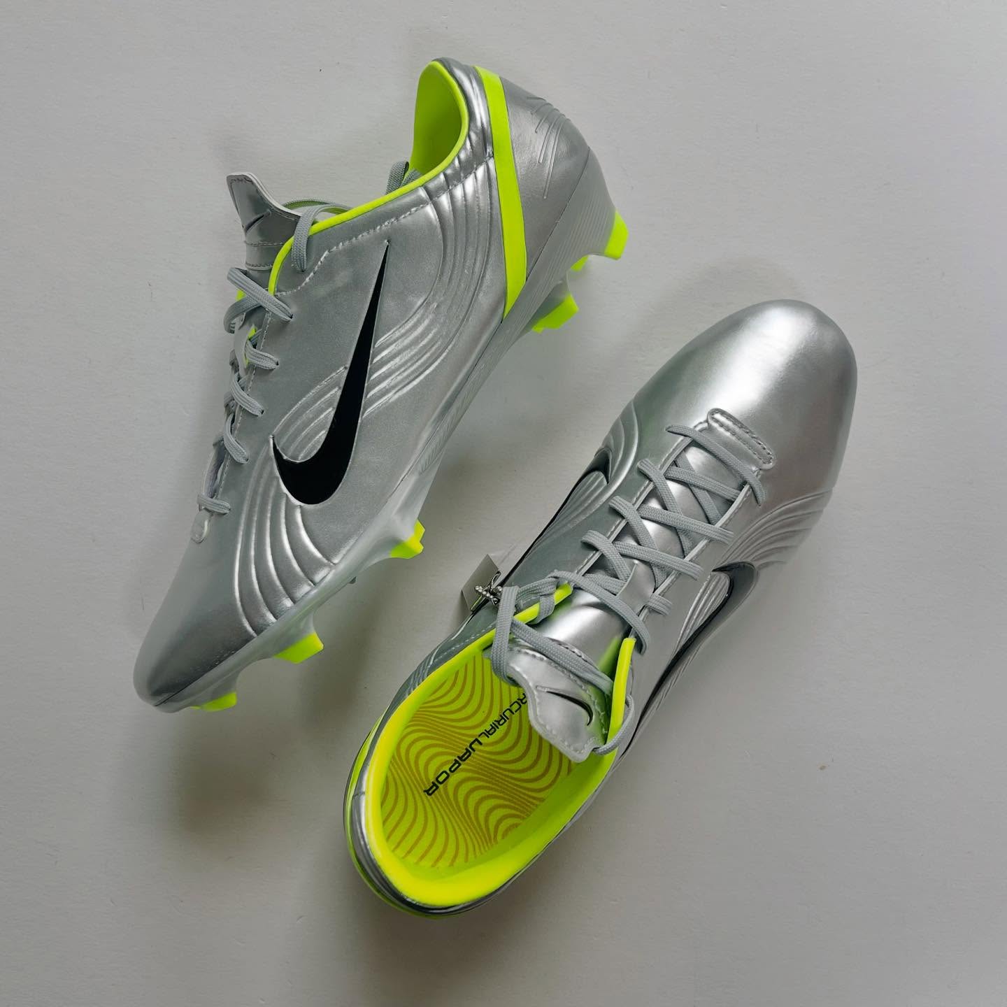 Speed. Legacy. Reinvented.
The Nike Mercurial Vapor 1 RGN remake pays homage to the boot that started the Mercurial era. Wrapped in Chromed Silver with Lime accents, this edition brings OG style into a modern, high‑performance package. With Flyknit, Zoom Air cushioning, and lightweight traction underfoot, it isn’t just a tribute — it’s built to win.
A true collector’s grail and performance piece in one.
Available now in UK 10 at BootsFinder.
#MercurialVapor1RGN #NikeMercurial #RareBoots #FootballBootCollectibles #Bootsfinder #SpeedBoots #ChromeBoots #DriveYourGame
