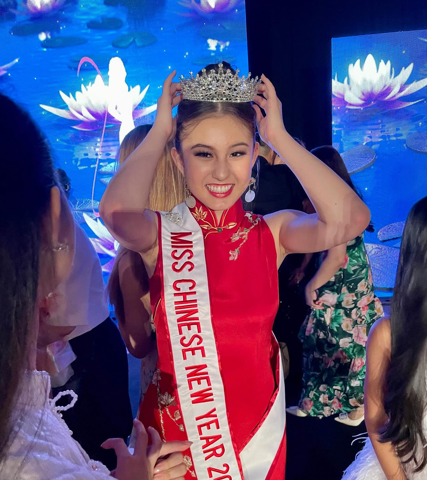 As we head into pageant day, let’s meet the final member of our 2024 court: Miss Chinese New Year, Courtney Starks @_courtney.23
📚 Courtney is a rising sophomore at Texas A&M, pursuing her lifelong dream of becoming a veterinarian. Right now, she’s working at a pet boarding facility to gain hands-on experience with animals and further prepare for a future career in veterinary medicine.
👑 From Courtney: Being part of the pageant has been such a meaningful experience! It deepened my connection to my culture, pushed me out of my comfort zone, and gave me friendships I’ll always treasure. Preparing for the pageant helped me grow in confidence and grace — skills I now carry into interviews, leadership roles, and working with clients in a professional setting. The experience empowered me to embrace both my cultural identity and career goals with pride and purpose. This is truly a once-in-a-lifetime experience, and I’m forever grateful for the journey. I can’t wait to cheer on the next group of incredible contestants.
✨Her advice to this year’s contestants: Being on stage and putting yourself out there is scary, and just showing up is already a huge achievement. Be proud of yourself and enjoy the journey — before you know it, you’ll be crowning the next court and looking back on all the amazing memories you’ve made.
🎟️ Come support Courtney as she crowns her successor tonight! Tickets: misschinatownhouston.org