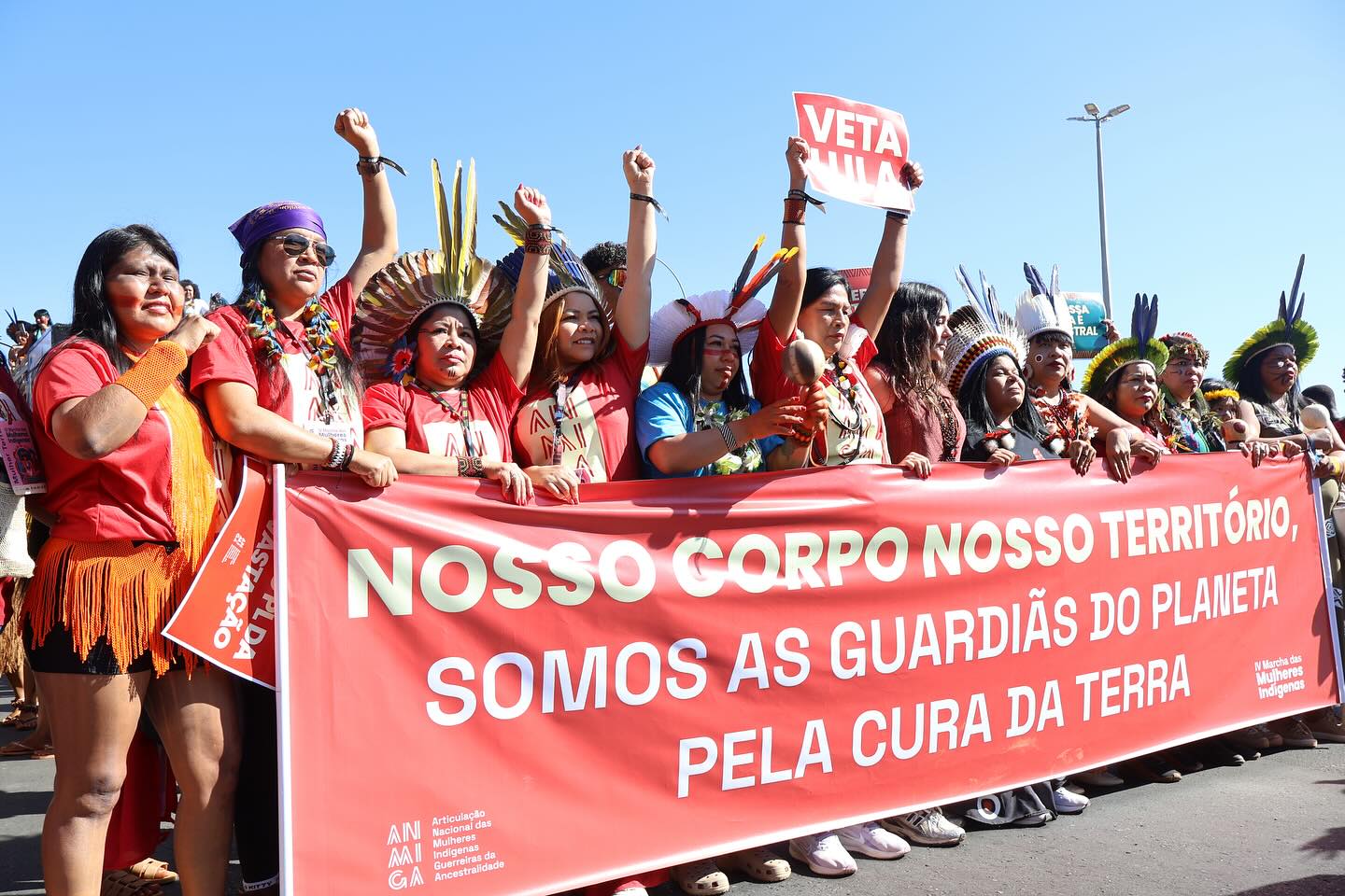 🌎✨ Na quinta-feira, 7 de agosto, milhares de mulheres indígenas de todo o país se reuniram em Brasília para a IV Marcha das Mulheres Indígenas, com o tema: “Nosso Corpo, Nosso Território: Somos as Guardiãs do Planeta pela Cura da Terra”.
Em tempos de retrocessos ambientais e ameaças aos direitos dos povos originários, elas reafirmam: seus corpos são territórios sagrados, e suas lutas, a chave para um futuro justo e sustentável.
Durante a Marcha, denunciaram violências, exigiram políticas públicas e ecoaram o grito #VetaLula contra a chamada “Lei da Devastação” — projeto que enfraquece o licenciamento ambiental e ameaça biomas e comunidades tradicionais.
Além da mobilização nas ruas, realizaram a histórica 1ª Conferência Nacional das Mulheres Indígenas, onde construíram coletivamente a Carta Pela Vida e Pelos Corpos-Territórios — um documento potente com dezenas de propostas para a criação da Política Nacional para Mulheres Indígenas.
As vozes que brotam da terra seguem traçando caminhos de cura para o planeta. 🌱🔥
📸 @nataliaots
#marchadasmulheresindígenas #vetalulapldadevastação #curadaterra #corpoeterritorio #direitosindigena #vidaejuventude