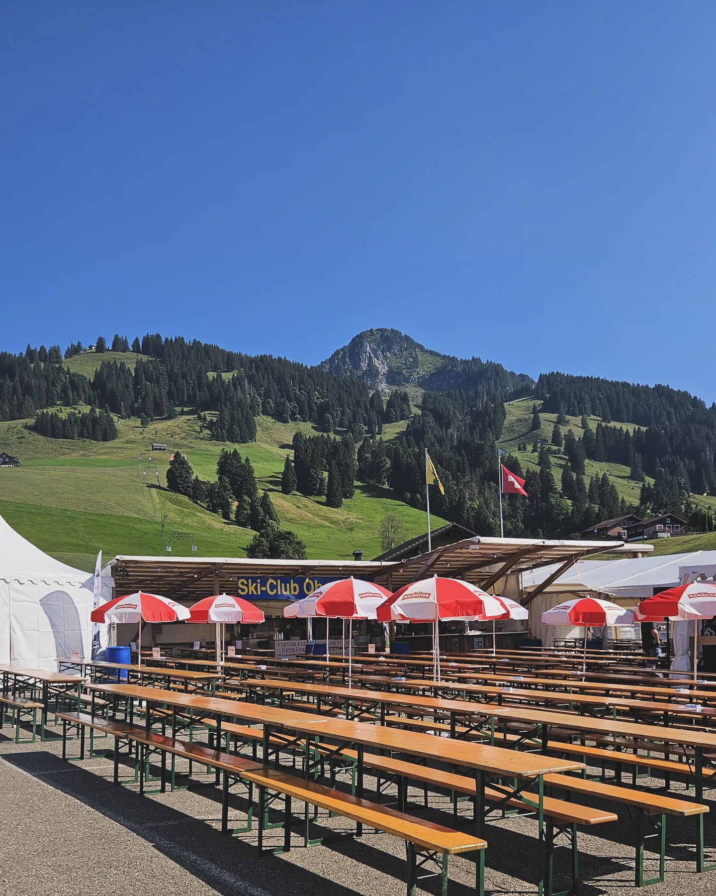 Miär sind READY! 🥳
Fäschtbänk ✅
Buffet ✅
Grill ✅
Chilbisauce ✅