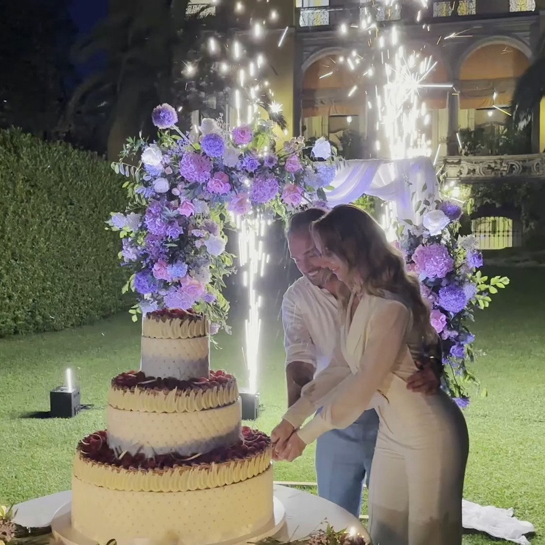 .
A magical finale to a perfect day ✨🎂
As Joachim and Marina cut their wedding cake, sparkling fountains lit up the garden behind them — creating a breathtaking scene filled with light, love, and celebration.
An unforgettable moment under the stars, where romance met pure enchantment.
Wedding Cake: @tamilano.catering
Flowers: @lavieenrosearona
Light Show: @weddingparty_dj_matrimonio
#WeddingCakeMoment #SparklingFinale #LakeMaggioreWedding #RomanticNights #GardenReception #WeddingMagic #DestinationWeddingItaly #JoachimAndMarina #ItalianWeddingDream