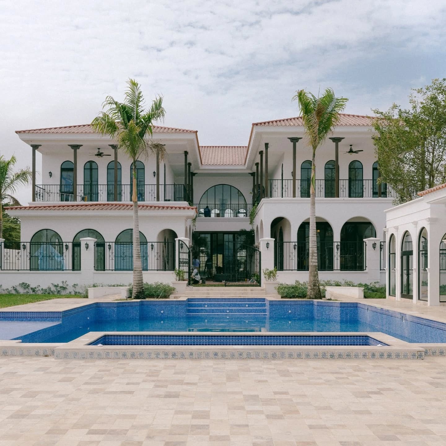 Un proyecto ejecutado con detalles exitosamente. Una arquitectura imponente con una materialización acogedora, que genera espacios abiertos e intimos para una experiencia única. #DOSArchitects