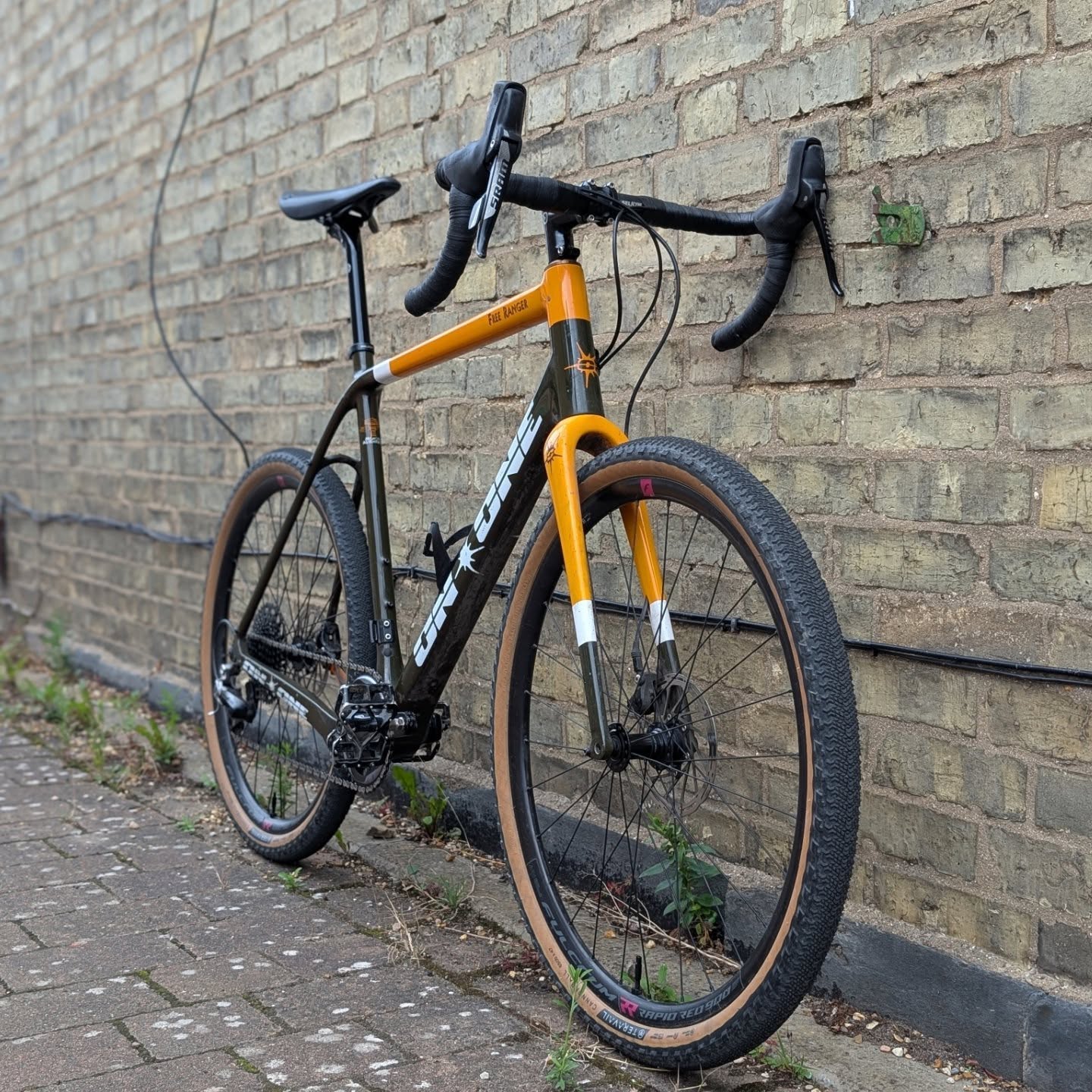 Lovely @ononebikes with a few upgrades -
@velo_orange Stem, Post And Tape
@teravail Rubber
@brooksengland Saddle
@mkspedal Always Pedals
@mitchthescorpiomusic has a great collection of bikes and this is his gravel machine
#gravelcycling #gravelbikes #gravelgrinder