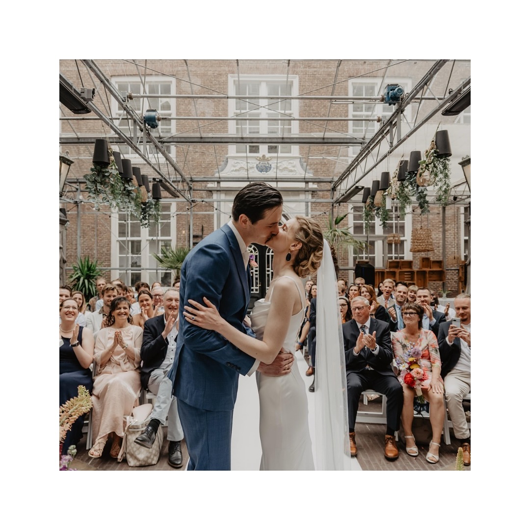 AMSTERDAM‘s PERFECT MATCH
This wedding was so beautiful! The venue located it in the heart of amsterdam surrounded by the pretty „Grachten“ was just magical.
International guests from all over the place, loved the boat cruise through the canals and to see this vibrant city from its best perspective- from the water side.
From the beginning to the end it was a big celebration! Love, laughter and pure joy!
It was my pleasure to accompany them as their master of ceremonies that day! Thanks for having me ♥️. Photo by; @sophieprinsfotografie