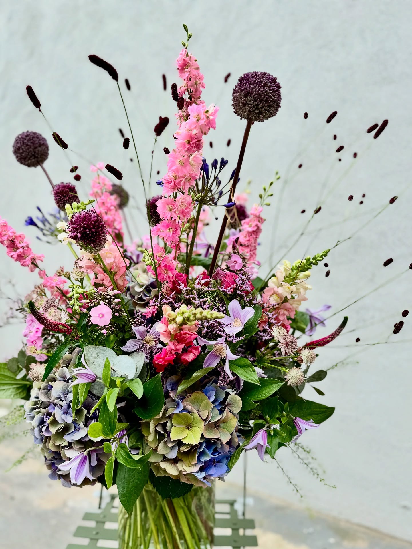 Sometimes all you need is an explosion of flowers. The WOW factor for any occasion 𼳠#totnesflorist #devonflowers #devonflorist #vaseofflowers