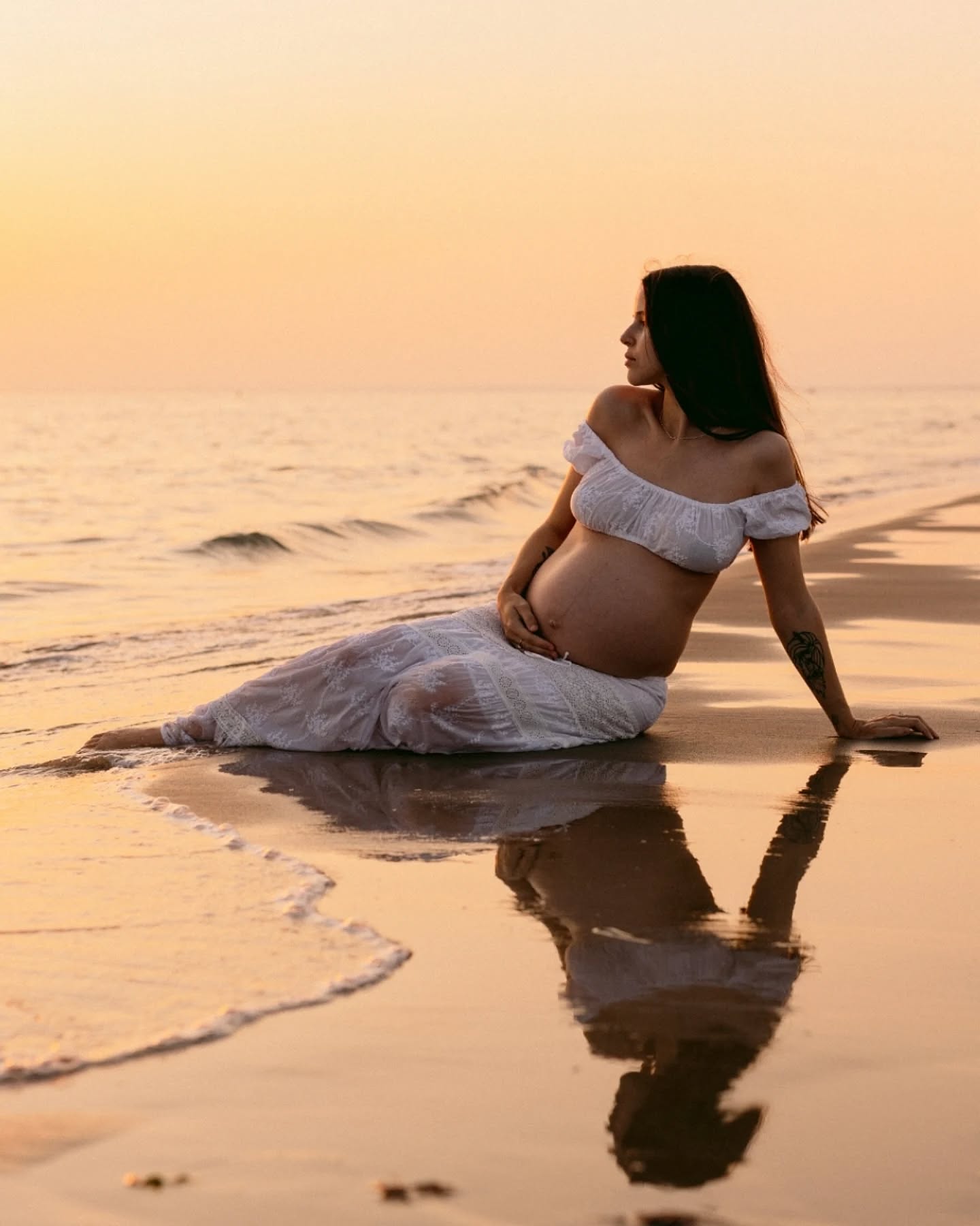 Soleil du soir, coeur de l'été, vie portée 💫
À cette petite âme tant attendue, qui bouleverse le monde avant même sa naissance, recentre les priorités et aligne les étoiles, elle apaise, donne espoir, et transforme 🤍
À eux, parents déjà dans leurs cœurs, prêts à tout donner d'eux-mêmes pour accueillir cet enfant et lui offrir le meilleur, sereins, soudés, plus amoureux que jamais. Je les ai vus là sur cette plage déserte et immense que nous avons retrouvée, et le temps s'est arrêté, ils ont vecu au rythme lent de la descente du soleil pour immortaliser cette période si chère et precieuse, ils étaient si beaux, on s'est sentis si bien au creux des vagues, bercés par la mer, je ne voulais pas que cet instant s'arrête ✨️
Merci pour la confiance, merci pour le lâcher-prise, pour ces moments gravés pour toujours
@marinallorens_ @gregllorens 💫❤️
#photographeprovence #provencephotographer #photographegrossesse #photographeaix #mumtobe #eyemamaproject #photographeluberon #photographenaissance #pregnancyshoot #pregnancyjourney #grossessephotographie #authenticlovestories #belovedstories #motherhood