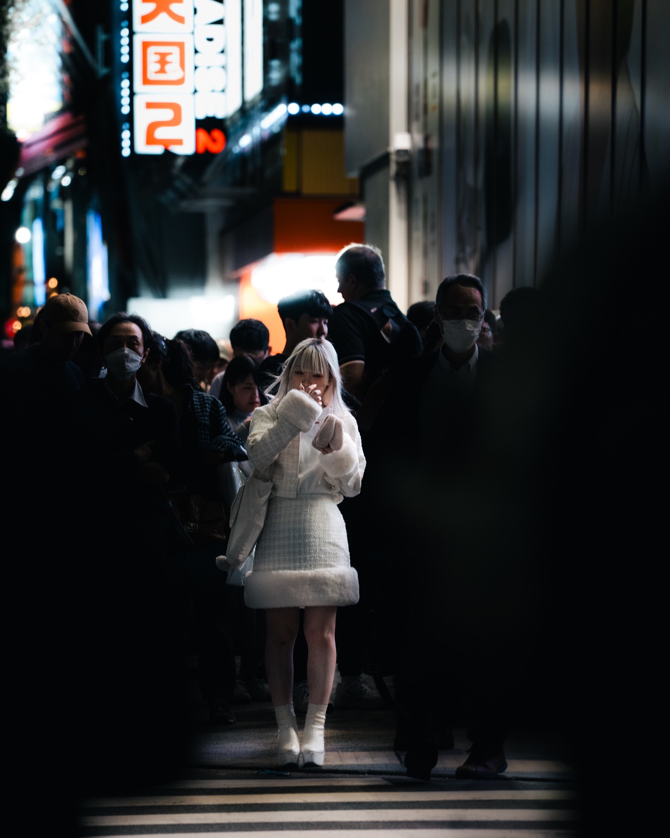 Nach Einbruch der Dunkelheit verändert sich Tokyo komplett. Die Stadt wird nicht einfach nur heller durch all die Leuchtreklamen, sie bekommt einen anderen Charakter. Die Geräuschkulisse verändert sich, die Bewegungen der Menschen wirken schneller, gezielter, aber manchmal auch verlorener. Genau in dieser Mischung liegt für mich der Reiz, nachts durch die Straßen zu ziehen und Fotos zu machen.
Ich habe mich meistens ohne Plan treiben lassen. Einfach loslaufen, schauen, was passiert. In Vierteln wie Shinjuku oder Kabukicho ist ständig etwas los, aber es sind nicht die offensichtlichen Szenen, die mich interessieren. Es geht mir um diese kleinen Augenblicke, in denen sich für einen Moment etwas ordnet. Eine Person bleibt kurz stehen, während um sie herum alles weiterläuft. Zwei Menschen blicken sich an, sagen aber nichts. Eine winzige Geste inmitten des Lärms.
Was mir an Tokyo gefällt: Man ist dort mit einer Kamera nicht auffällig. Niemand scheint sich daran zu stören, wenn man fotografiert. Das macht es leichter, ungestellte Szenen festzuhalten.
#tokyoatnight #tokyostreetphotography #streetphotographytokyo #shinjuku #kabukicho #nightphotography #urbanstories #streetphoto_japan #tokyovibes #neonlights #citynights #urbanlife #japanstreets #streetmoment #fokusfernweh