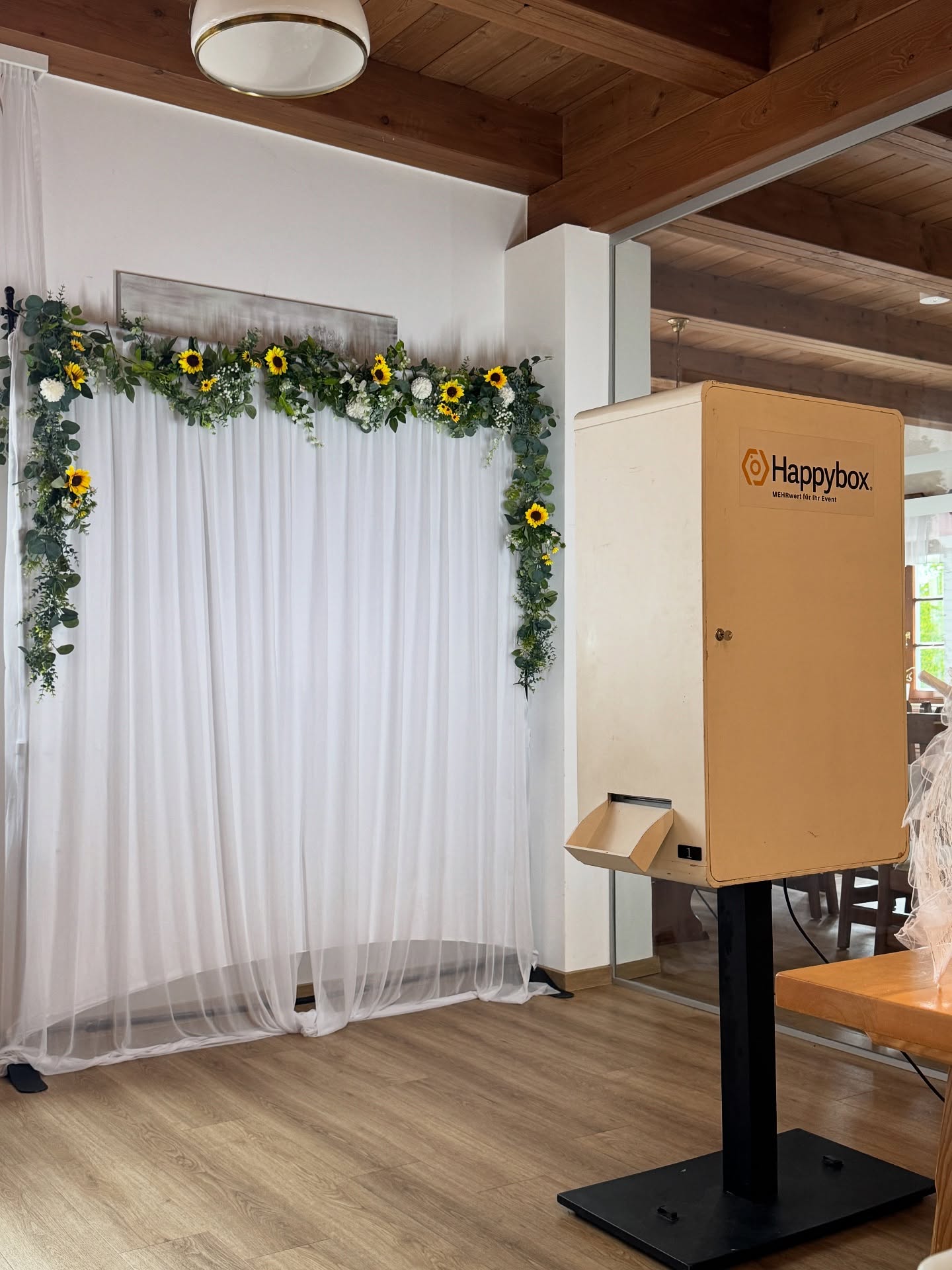 ✨ Mach dein Event unvergesslich – mit einem Fotobox-Hintergrund, der so einzigartig ist wie du! 📸💫
Ob Geburtstag, Hochzeit oder jede andere Feier – unsere individuellen Hintergründe sorgen für echte WOW-Momente und machen deine Erinnerungen noch schöner. 🎉💍
Von elegant bis ausgefallen – wir gestalten den perfekten Look für deine Fotobox und dein Event. ✨
💡 Dein Vorteil: Gäste lieben es, Fotos vor einem besonderen Hintergrund zu machen – und du bekommst Bilder, die du für immer lieben wirst. 🥰
📅 Jetzt Fotobox mieten und deinen Traum-Hintergrund sichern!
#fotoboxmieten #fotoboxhintergrund #hochzeit2026 #hochzeitsinspiration #geburtstagsparty #eventdeko #fotoboxverleih #hochzeitsdeko #geburtstagsideen #partyideen #fotoboxideen #hochzeitideen #eventplanung #partyplanung