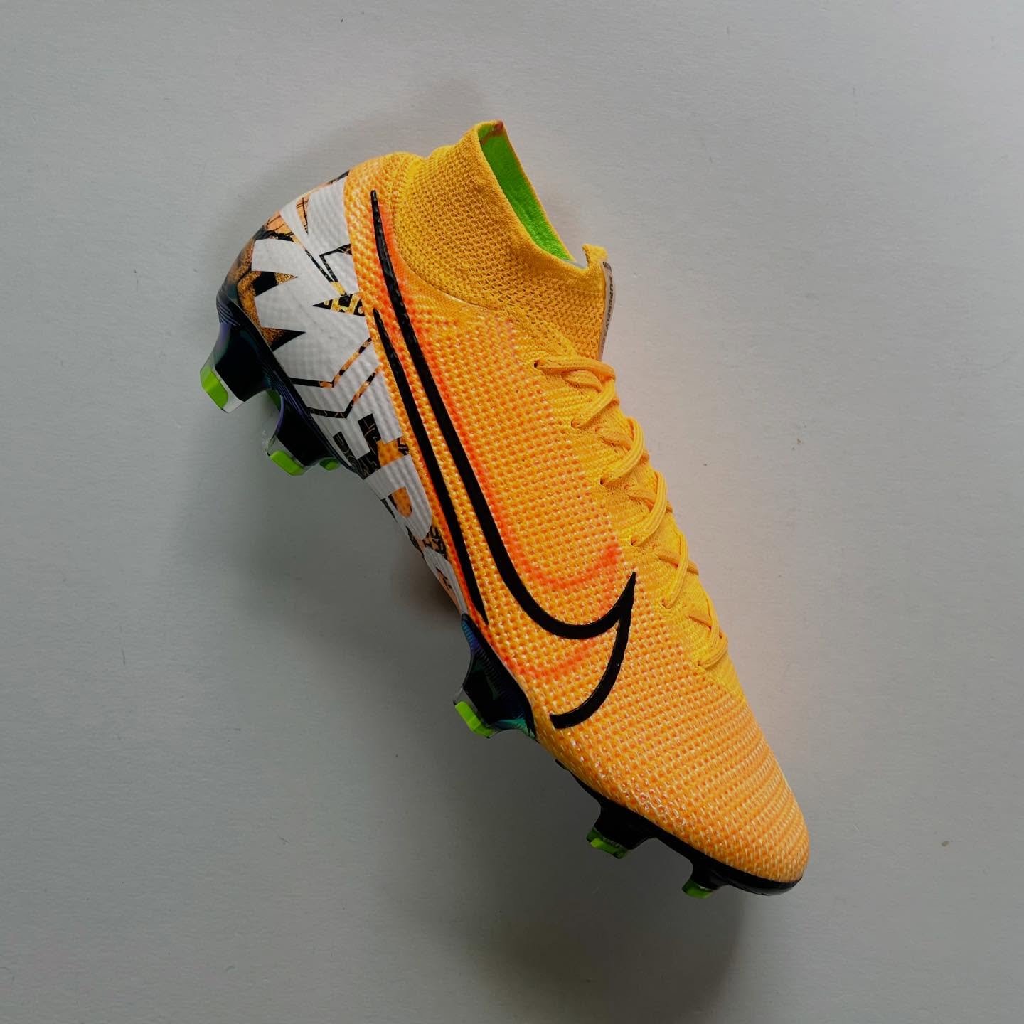 Fast. Fierce. Limited.
Feast your eyes on the Nike Mercurial Superfly 7 Elite FG – Laser Orange / Black. A high-voltage launch that lit up pitches and collectors alike. With its electrifying orange Flyknit upper, dynamic fit sock collar, and a graphic outsole that’s as bold as your moves, this limited-edition release took Mercurial speed to the next level. Limited to just 2,000 pairs globally.
Ready to turn heads? UK 9 available now at BootsFinder.
What’s your power colour: Laser Orange or blackout black?
#MercurialSuperfly7 #LaserOrange #SpeedBoots #RareBoots #NikeFootball #BootCollector #LimitedEditionBoots #FGBoots #BootsFinder