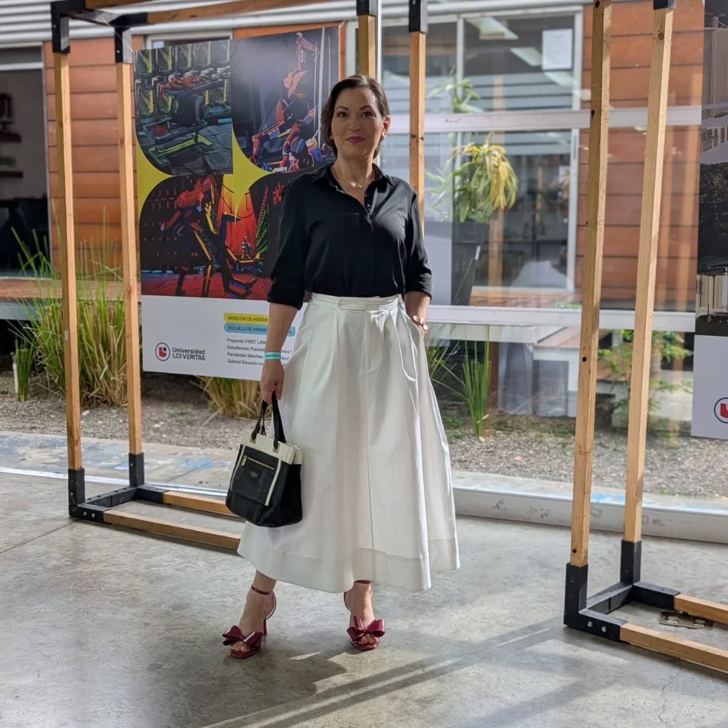 Amo cuando la moda cuenta historias que ya han vivido.
Este look nace de una venta de segunda mano—piezas pre-loved que selecciono después de horas buscando calidad y buenos tejidos, con una buena curaduría, ajuste de sastrería y un cuidado consciente, vuelven a brillar. Darle una segunda vida a la ropa es parte de mi manera de entender el lujo: menos descarte, más intención, mejor costo-por-uso y una estética que perdura.
La elegancia también es extender el ciclo de vida de lo que vestimos. ¿Tu mejor hallazgo de segunda mano? Quiero leerlo en los comentarios. ♻️✨
#EveValverde #ConsciousLuxury #FashionWithPurpose #ModaCircular #PreLoved #SecondHandStyle #ReusoResponsable #EconomíaCircular #CostPerWear #NatureInspiredDesign