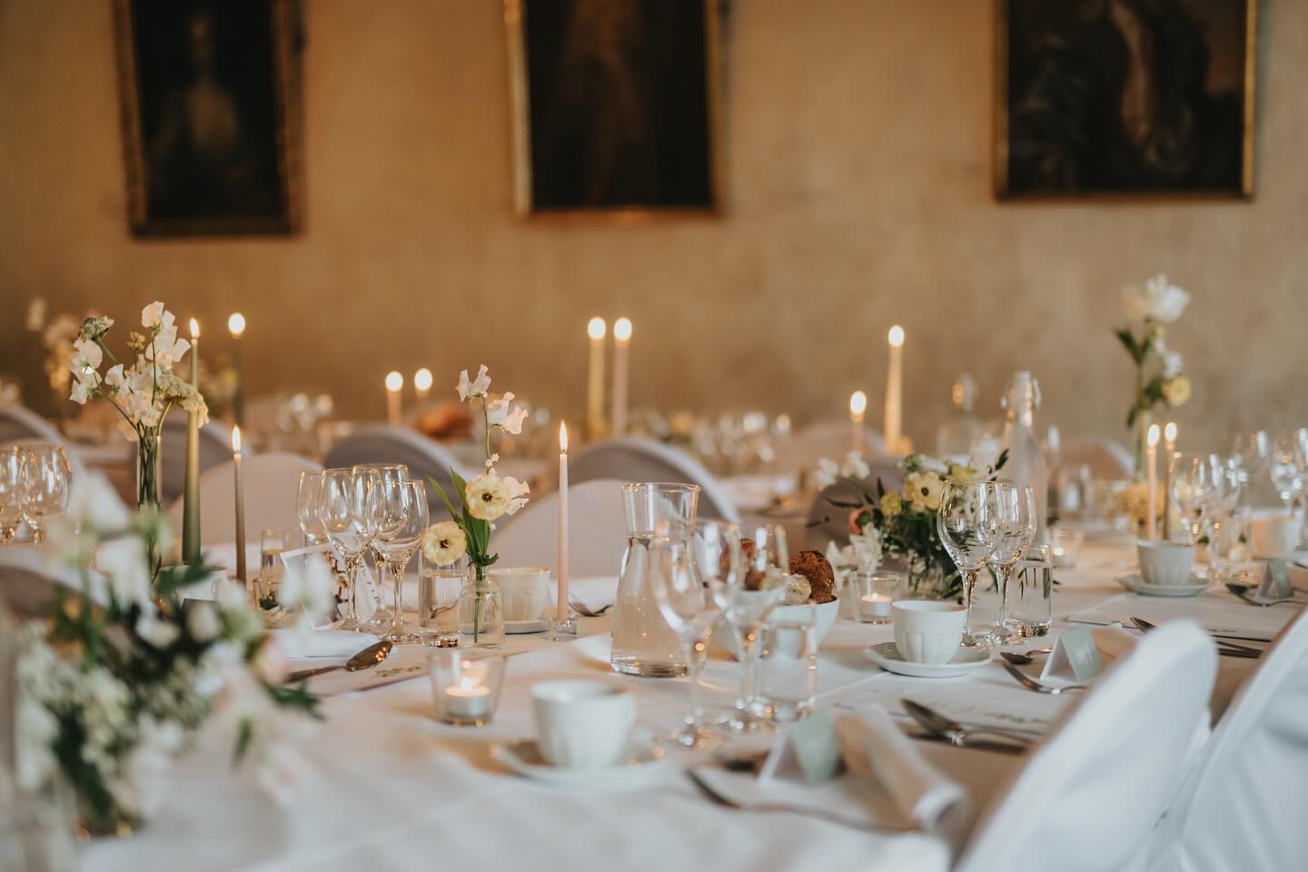 Foto: @fotograf_jennybcarpvik
#brölloplinkoping #bröllopsinspiration #bröllop2025 #bröllopsdukning #festlokal #konferenslokal #weddinginspiration #bjärkasäby #bröllopsplanering #bröllopsbilder #bröllop2025 #bröllopöstergötland #slottsbröllop
