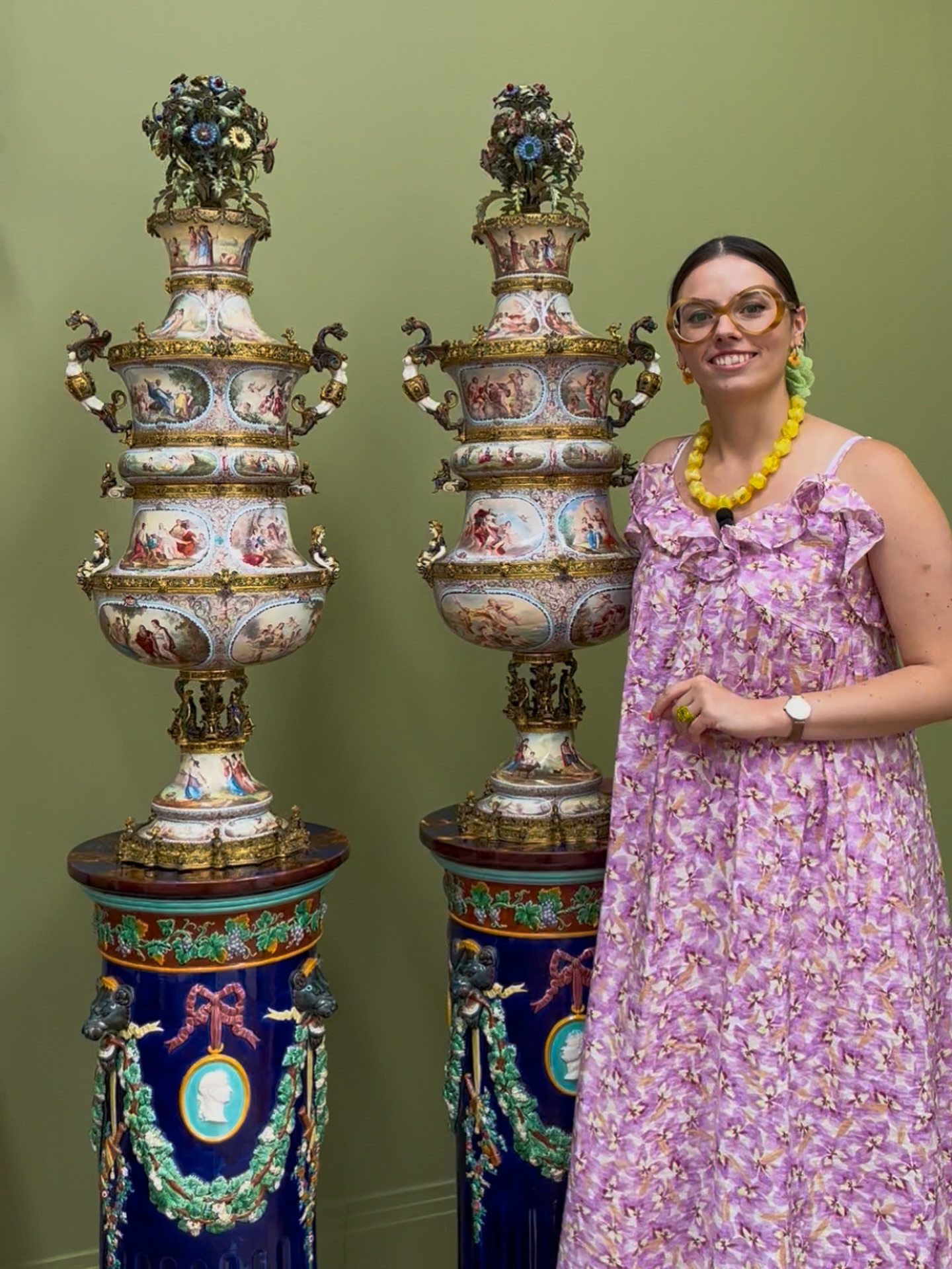 In what style are these antique Viennese vases? 💭🏺
These vases, attributed to Hermann Böhm, are adorned with Renaissance Revival motifs. Inspired by 16th- and 17th-century masterpieces, their bodies feature hand-painted scenes, silver-gilt enamel mounts, and gemstone accents. My favourite detail? The en tremblant elements that shimmer with the slightest movement! ✨
•
•
#antique #antiquevase #enamel #austrianantiques #antyki #renaissance #renaissancerevival #antiquesofinstagram #antyki