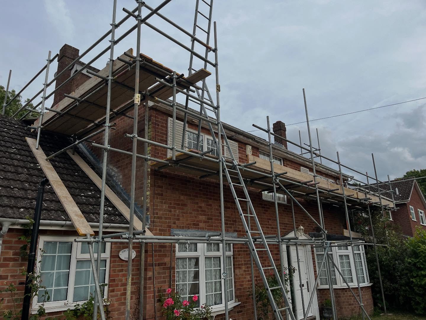 ⭐️4 Sides of this detached property erected to allow a new valued client to work on the roofline of this property⭐️
