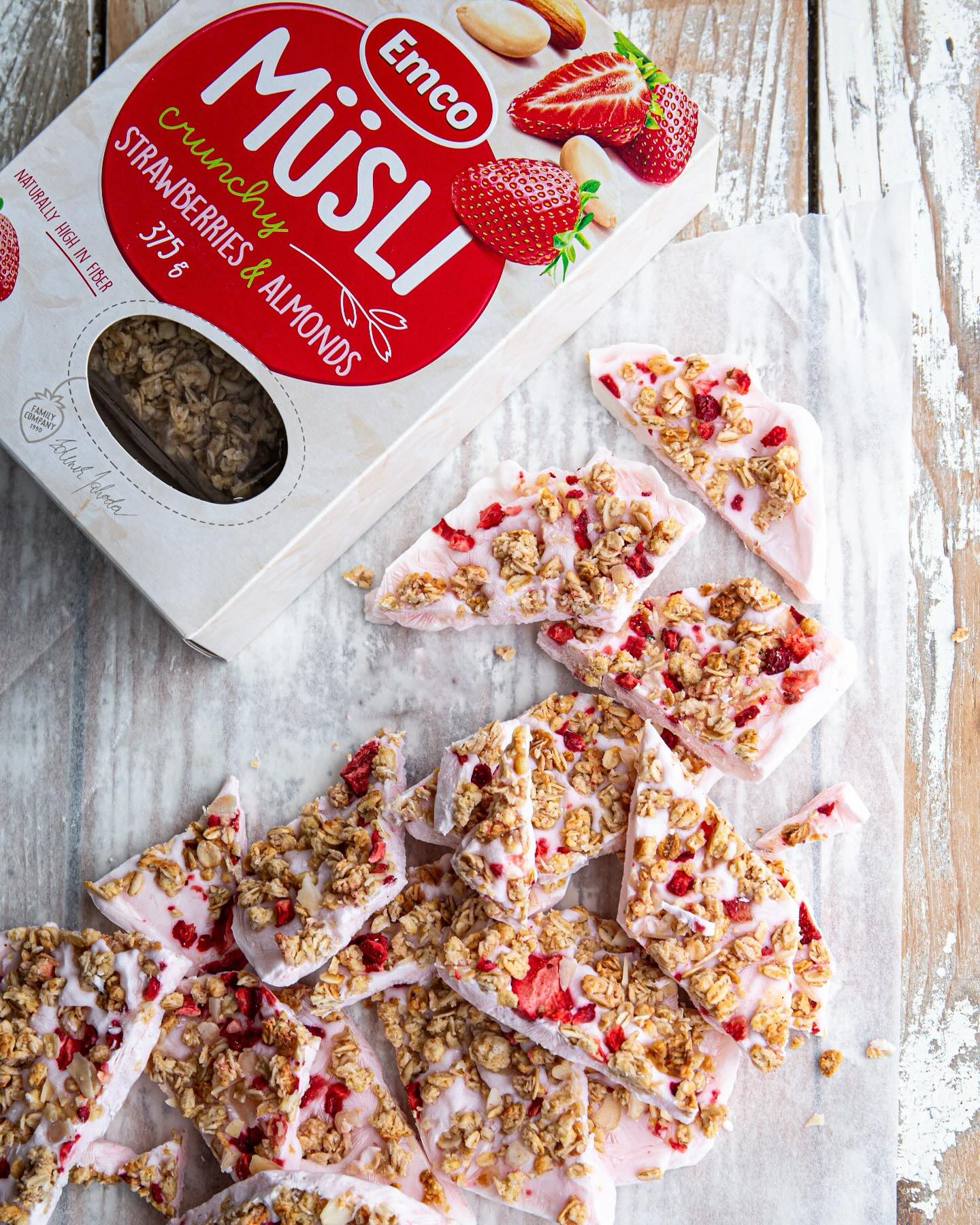 Yogurt ice cream with muesli ☀️
🍓1 × 450 ml of flavored yogurt (you can also make your own by mixing plain yogurt with fruit purée)
🍓5 tablespoons of crunchy muesli with strawberries and almonds
Instructions:
Pour the flavored yogurt onto baking paper, sprinkle with crunchy muesli, and let it freeze overnight.
#emco#emcoglobal#musli#granola#summer#icecream#evenhealthythingscanbedelucious