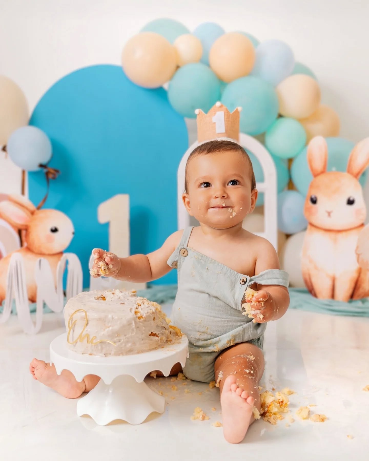 ¿Qué hago yo con Lucas?¿Me lo puedo comer ya?🧡
De las Smash más simpáticas hasta la fecha, no dejó de darnos carcajadas en ningún momento.
Lo malo de estas cosas es que luego a mamá le cuesta un montón hacer la selección de las fotos jejeje.
🔸También os cuento que este es otro de los nuevos sets que tenemos para las Smash, me flipa que os estén gustando tanto las decorados y las sesiones este año!
.
.
.
.
.
.
#smashcakephotographer
#smashcakesession #smashcake #smash #smashcakephotography #fotografiainfantil #fotografiaprimerañito #photooftheday #photokids #photosmashcake #photographers #primercumpleaños #primeranito #nikonz6photography