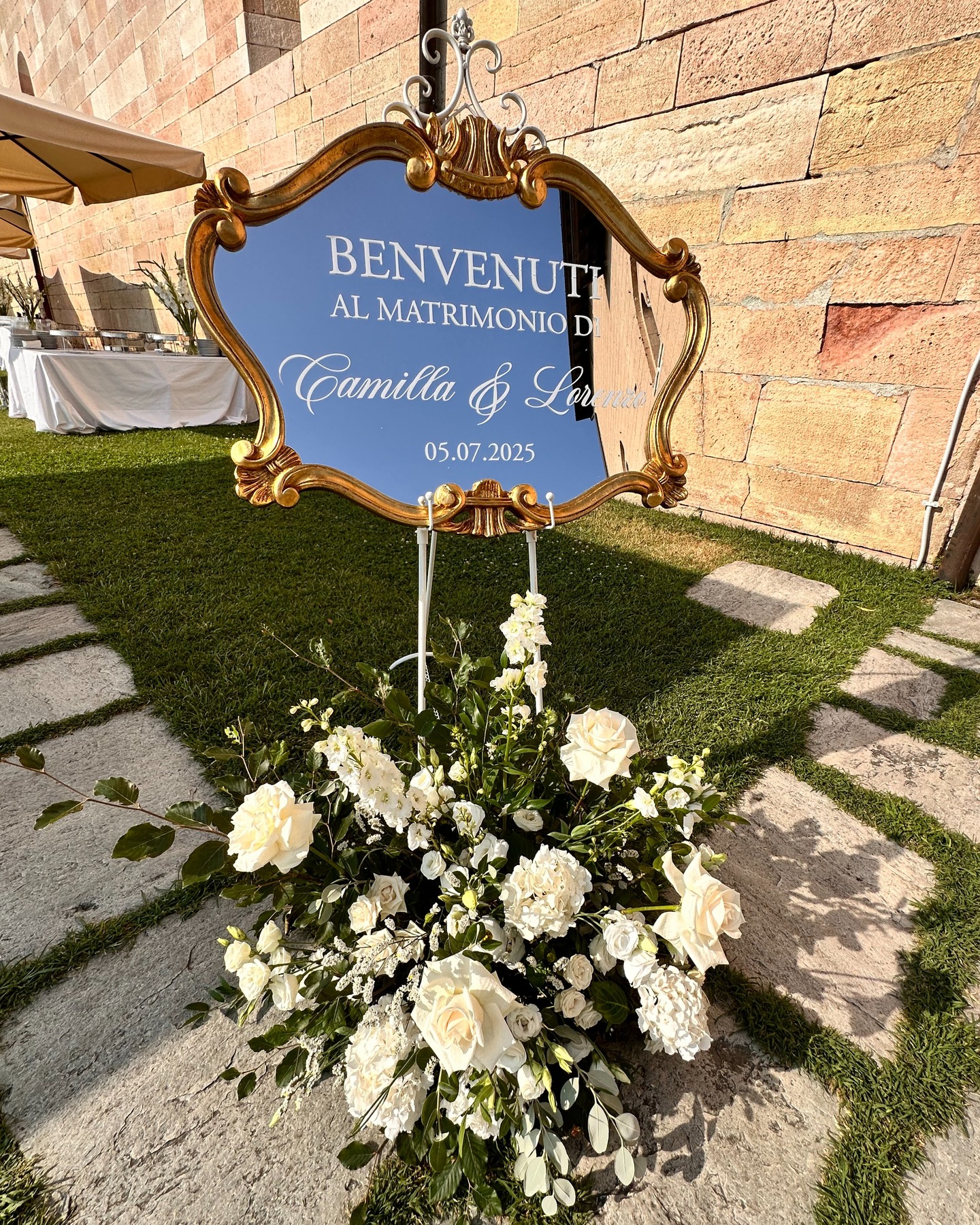 .
A gold frame mirror to welcome our guests !
Thanks to:
Rentals: @luxury_noleggio
Flowers: @lavieenrosearona