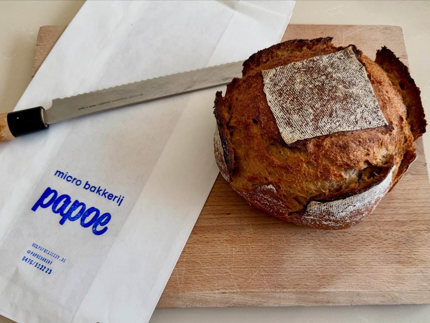 Het zuurdesembrood van Papoe is ongesneden. Zo blijft het langer vers ๐๐ผ. Dit desembrood is een nieuw recept waaraan Papoe aan het werken is. #microbakkerij #zuurdesembrood #desembrood #depanne