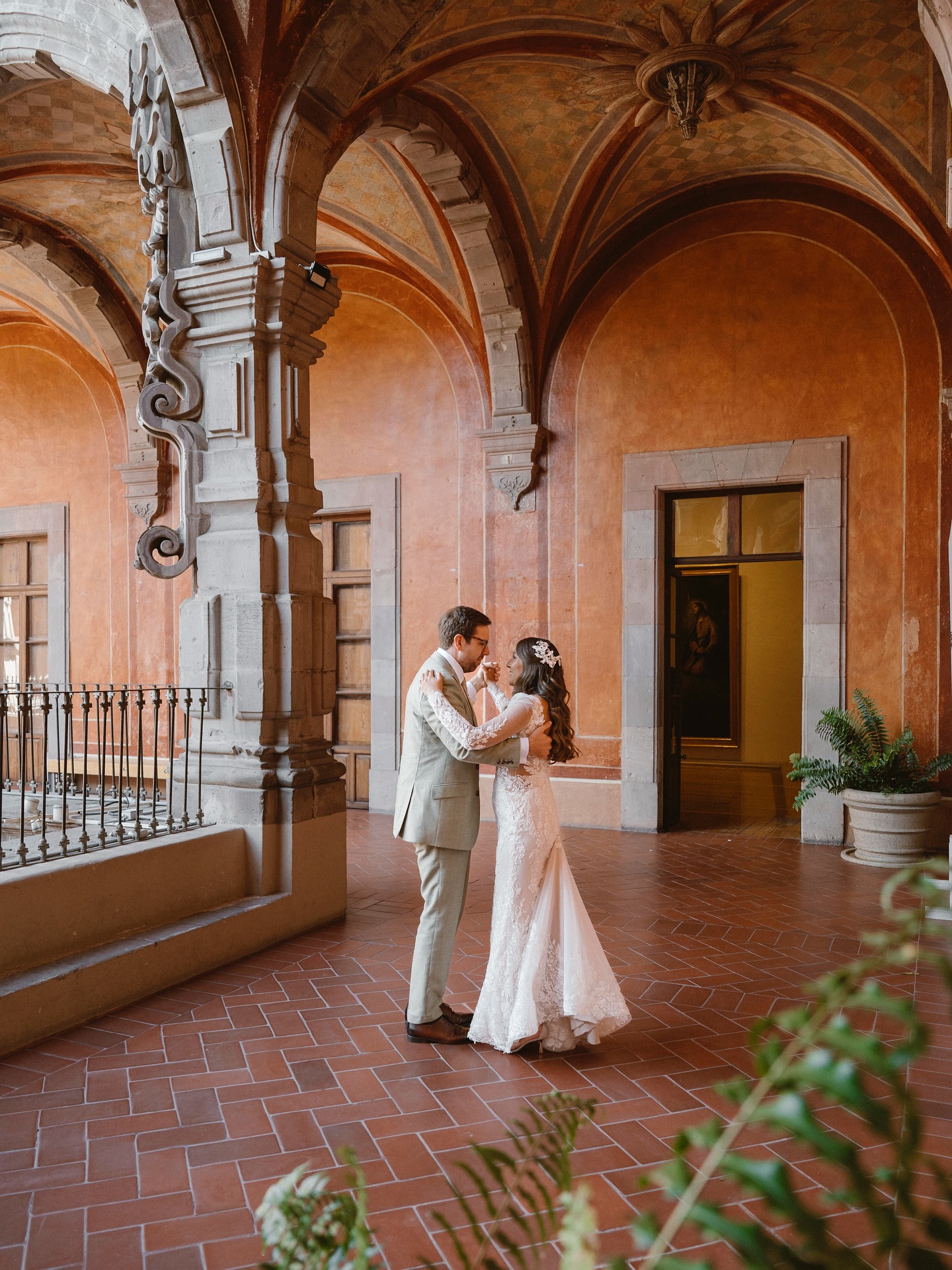 Brenda and Nikolai united their lives in an emotional Catholic ceremony in the city of Querétaro.
She, Mexican; he, German. Two cultures, two paths, and one shared destiny.
After the “I do,” we had the opportunity to capture a magical session at the Museum of Art of Querétaro, where the beauty of the architecture and the light embraced every moment.
Amid knowing glances, genuine smiles, and the echo of their footsteps through the halls, we immortalized the beginning of a love story that will, without a doubt, last forever.
#WeddingPhotography #QuerétaroWeddings #MexicoWeddings #Bodas2025 #WeddingPhotographer #WeddingInspiration #RomanticPhotography #QuerétaroWedding #InternationalWedding #LoveStory #MuseoDeArteQuerétaro #DestinationWeddingMexico #CatholicWedding