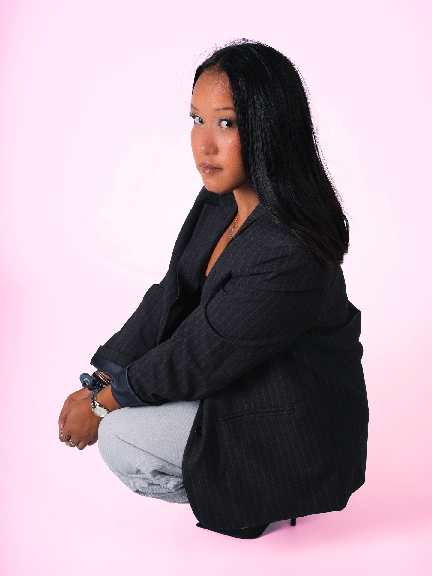 📸 | SHOOTING PHOTO | @melissabcm_
Merci à notre modèle pour sa présence remarquable et son style affirmé tout au long du shooting.
🧍♀️Model : @melissabcm_
💄Maquillage : @champagnegabyyhi
📸 Photos : @neos_production @laetitiamtr_
📍Lieu : @studiolecarre