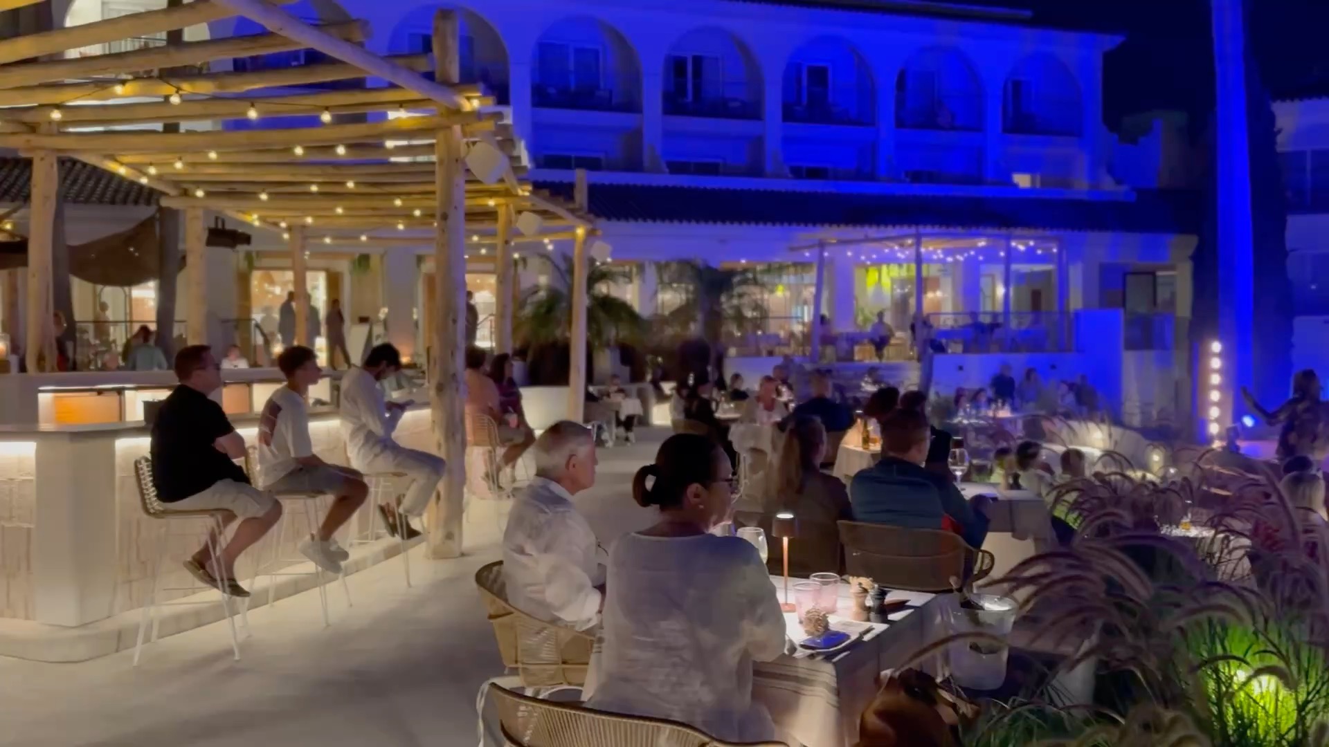 ✨ Hay noches que no se olvidan.
Y no por lo que se ve, sino por lo que se siente.
Este aplauso no es para una artista. Es para una experiencia completa:
el ritmo de la luz, la música exacta, la escena cuidada.
En Soul Space diseñamos momentos así.
Porque a veces, la emoción más auténtica nace del todo, no de una sola parte.
#SoulSpaceConsulting #DiseñoDeExperiencias #HotelesQueEmocionan #DaiaSlowBeachHotel “A veces, el espectáculo no está en el escenario, sino en la forma en la que lo vivimos.”