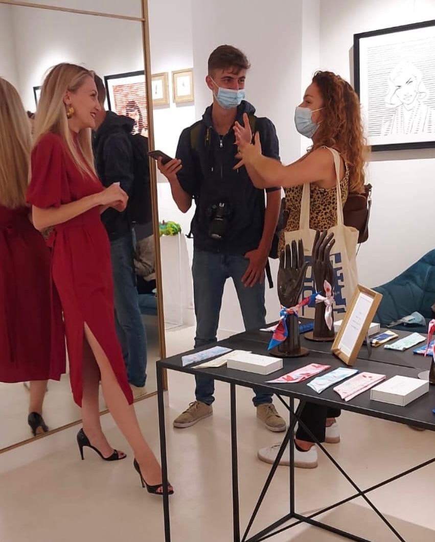 🖼️ On termine le recap de mon projet Stripes avec le vernissage !
Une expérience intense, où j’ai fait beaucoup en très peu de temps, ce qui m’a boostée niveau confiance, mais clairement, j’ai pris une claque de fatigue… un vrai baby blues post-expo 😮💨
On ne se rend pas compte sur les réseaux de toute l’énergie que ça demande d’organiser une expo solo : gérer, négocier, communiquer, tenir… le tout avec des doutes, des remises en question… mais aussi des belles rencontres et des moments de joie inattendus 🙏
Un vrai tourbillon qui m’a fait couper des réseaux pendant un an 😱
Ça m’a montré à quel point j’avais besoin d’aide.
Et bonne nouvelle : 4 ans plus tard, j’ai enfin trouvé les bonnes personnes pour m’entourer ❤️
Mon frère @rid_prod m’accompagne de plus en plus dans mes projets, et ça change tout.
✨ Être bien entourée me permet d’avancer plus sereinement et pour le reste, j’apprends encore !
Merci d’être là ❤️
Merci @manreisphotovideo pour les supers photos durant le vernissage 🤍
#AudreyCusey #Stripes #Vernissage #Exposition #Custom #ArtWork #Drawing #Paris