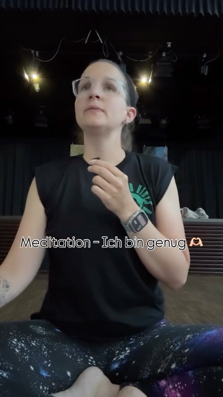 ✨ Manchmal braucht es nur ein JA.
Ein Ja zu dem, was ist.
Ein Ja zu dir – heute, jetzt, so wie du bist.
Diese Meditation ist eine Einladung, dich selbst zu halten.
Dich zu sehen – nicht nur, wenn du strahlst, sondern auch, wenn du zweifelst.
Nicht nur, wenn du stark bist, sondern auch, wenn du leise bist.
——
Stell dir vor, du hältst dich selbst – wie ein Kind, das weint, und du sagst ihm:
Ich sehe dich. Ich bin da. Du bist okay.
Auch in deiner Unklarheit, deiner Schwere, deiner Stille.
Du bist nicht weniger wert, wenn du nicht strahlst.
Du bist nicht weniger du, wenn du gerade fühlst.
Du bist… genug.
——
🕊 Ich bin da. Ich bin echt. Ich bin genug.
💛 Wenn dich diese Worte berühren, teile sie. Für dich. Für andere.
Und wenn du lernen möchtest, dich selbst in all deinen Facetten zu halten – ich begleite dich gerne.
#achtsamkeit #yogameditation #dubistgenug #emotionaleheilung #selbstannahme #healingjourney #innereskind #achtsamleben #achtsamkeitsmeditation #unbound #coaching #ichfrei #ichwachse #yogacoach #selbstliebe #gefühlezulassen #achtsamkeitimalltag #yogafürsfrausein #meditationliebe #dubistnichtallein #mindfulmovement #yogainspiration 🕊💫