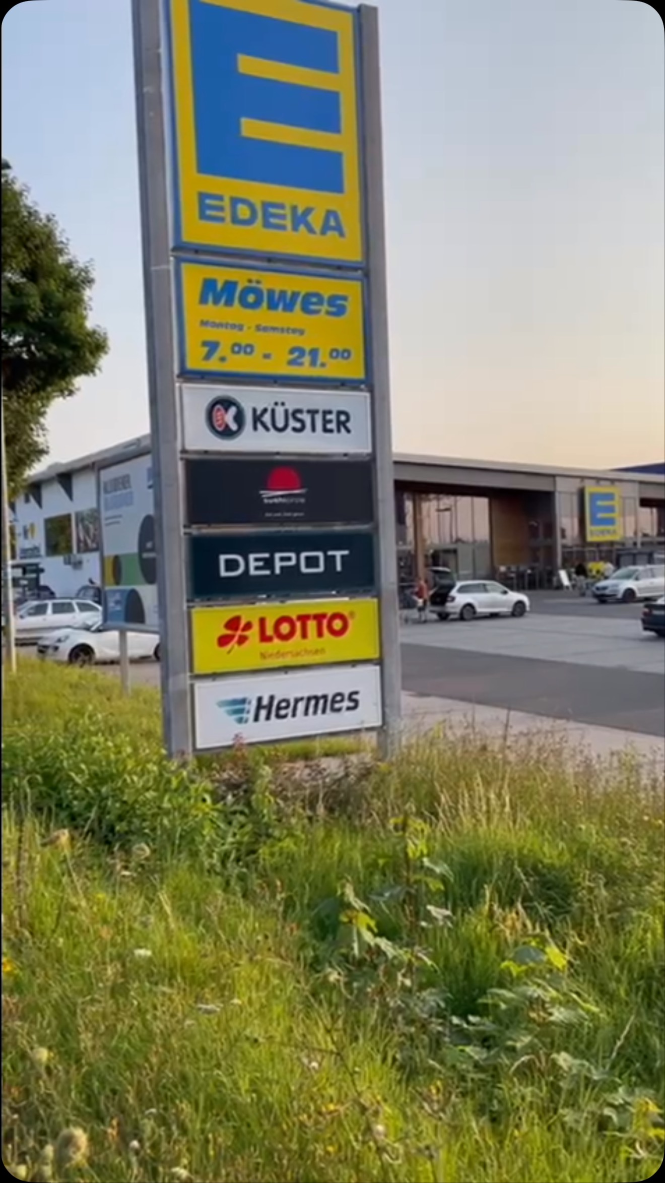 Herzlichen Dank für ein rockiges Event!
Ein riesiges Dankeschön an @andersland.humor.more , die mit ihrem großartigen Team und dem spektakulären EDEKA-Truck für ordentlich Stimmung, tolle Musik und eine unvergessliche Show gesorgt haben! Ihr habt unser Event zum Beben gebracht – einfach klasse!
Ein ebenso großer Dank geht an unser engagiertes EDEKA Möwes-Team – für die tolle Vorbereitung, den reibungslosen Ablauf, den Auf- und Abbau sowie die herzliche Begleitung während des gesamten Tages. Ohne euch wäre das alles nicht möglich gewesen!
Und natürlich: DANKE an unsere treuen Kundinnen und Kunden, die so zahlreich erschienen sind und diesen Tag gemeinsam mit uns gefeiert haben. Eure Begeisterung und Unterstützung bedeuten uns sehr viel!
Wir freuen uns jetzt schon auf ein Wiedersehen – vor dem ersten Advent! Denn dann wartet eine große Überraschung auf euch. Seid gespannt – es lohnt sich!
Euer
Team von EDEKA Möwes