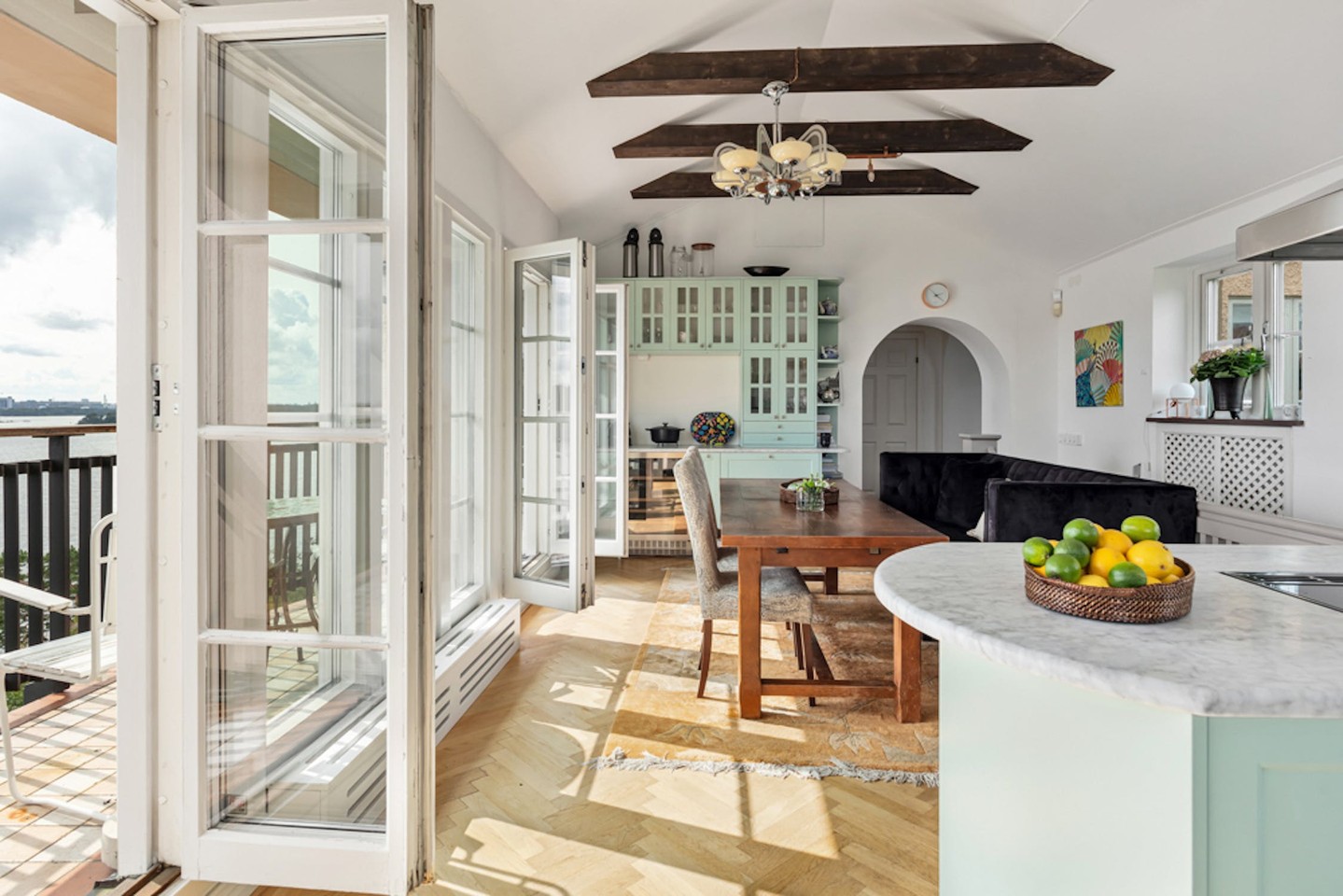 VIP-BOENDE MED MAGISK SJĂUTSIKT
đ Grindstigen, Lidingö
đ° 55 000 kr/mĂ„nad
Upplev ett unikt och representativt boende med milsvid utsikt över Stockholms inlopp â i en magnifik fastighet med villakĂ€nsla och parkliknande tomt. TvĂ„ vĂ„ningsplan, öppna spisar, exklusiva materialval och flera sociala ytor bĂ„de inne och ute.
đïž Flera sovrum & sĂ€llskapsrum
đ„ Ăppna spisar, bibliotek, matsal
đœïž Stort kök med sjöutsikt och balkong
đ Spa-badrum med bubbelbad, bastu och dressingroom
đł Direktaccess till parktomt och uteplats
đ Fantastisk sjöutsikt frĂ„n bĂ„da vĂ„ningsplan
đž Se alla bilder och lĂ€s mer hĂ€r:
grindstigen.se (byt ut till rÀtt lÀnk om du har en)
#lyxbostad #lidingö #sjöutsikt #villaliv #uthyrning #exklusivtboende #stockholmrealestate #parktomt #bostadmedutsikt #representativtboende #hyresrÀttdeluxe #hyresbostad #drömhem