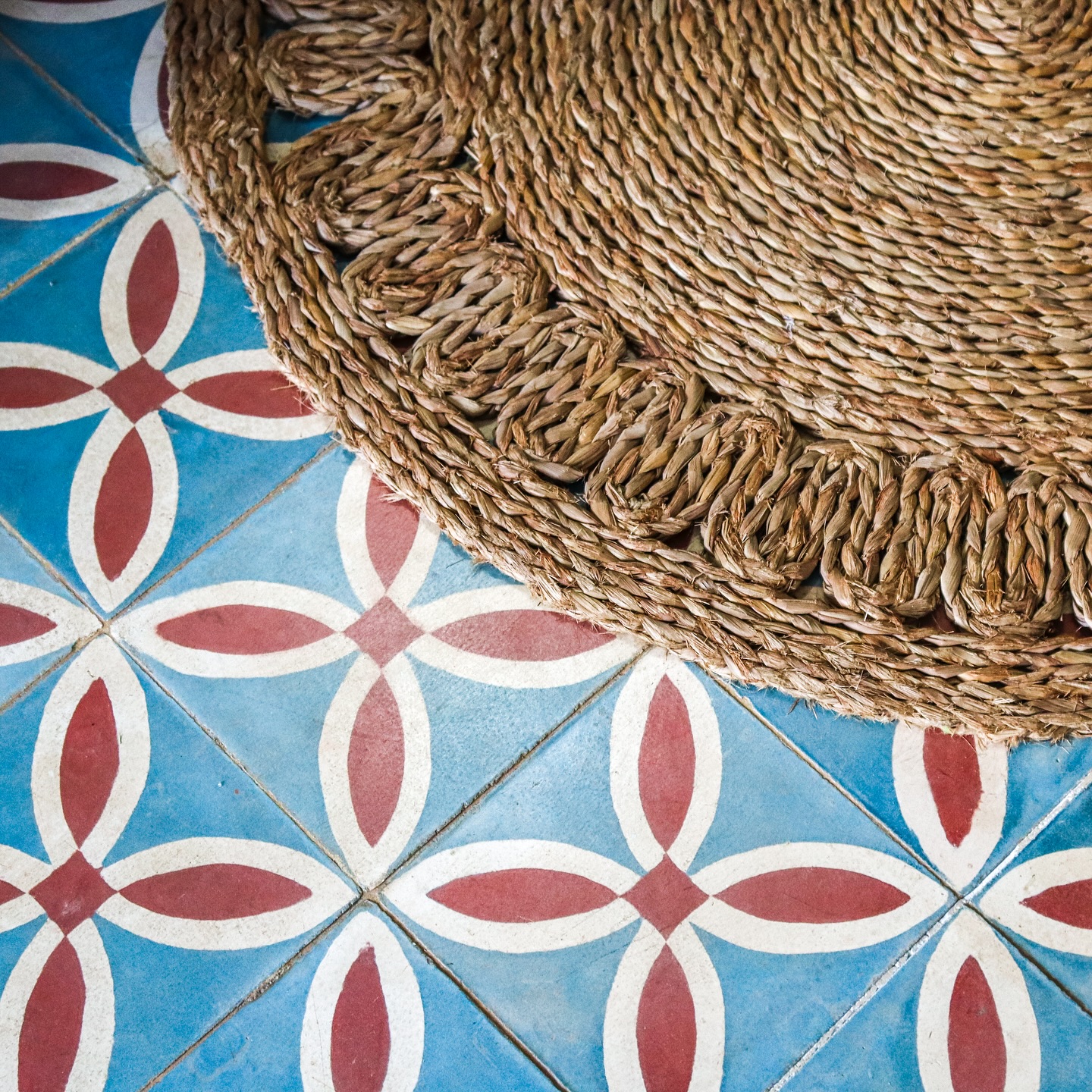 Um convite ao descanso e à beleza.
Os azulejos em azul vibrante, adornados com desenhos geométricos em vermelho e branco, criam um cenário de pura arte.
Cada detalhe, da precisão dos desenhos à textura natural do tapete circular, foi pensado para proporcionar uma experiência única de conforto e sofisticação.
Deixe-se envolver pela harmonia das cores e texturas, um refúgio de paz e bem-estar que aguarda por você.