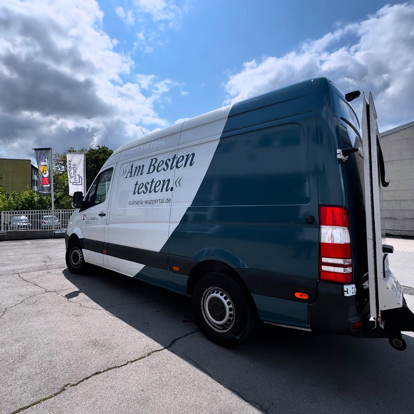 Die nächste Fahrzeugbeschriftung für die Flotte von @culinaria.catering.wuppertal ist auf der Straße! Diesmal ein Mercedes Sprinter – foliert, beschriftet und einsatzbereit. Ob einzeln oder ganze Flotten: Wir bringen deine Marke in Bewegung.
ICD. Wir machen Ihre Marke sichtbar. Made in Wuppertal. Seit 1990.
#ICDPrinting #Fahrzeugbeschriftung #Werbetechnik #Culinaria #MercedesSprinter #Flottenbeschriftung #Wuppertal #brandingonwheels #Lebensmittelindustrie #FoodLogistics #catering #foodlove❤️ #icdgraphics #madeinwuppertal