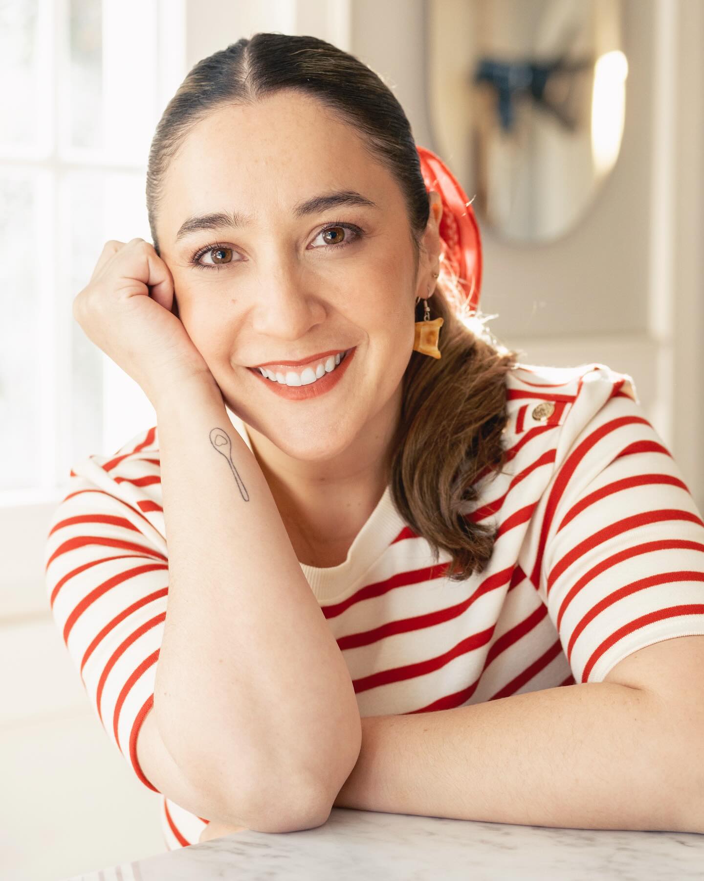 @camilachef en el retrato de hoy! Nos tocó trabajar juntos ayer e hicimos estos retratos en tiempo record. Vean el video en mi canal de YouTube @fujifilmx_cl_oficial @tripodes.cl #retratos