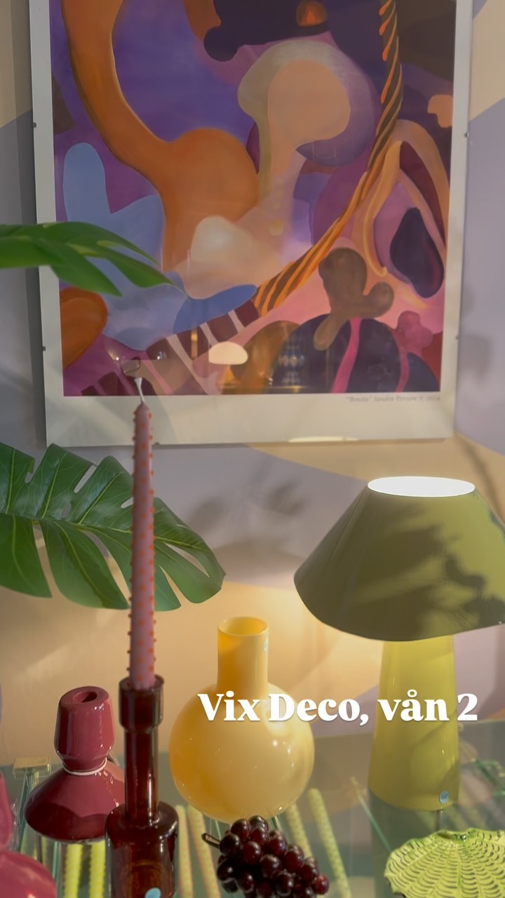 Vix Deco
En våning upp i huset ligger Vix Deco. Här hittar du en härlig och färgstark blandning av lampor, tavlor, ljus, puzzel och andra handplockade inredningsdetaljer.
Vix Deco har öppet:
Kl 12-16, torsdag - söndag.
Men huset har öppet som vanligt:
onsdag till söndag, Kl 11-16.
Varmt välkomna 🤎
#spinnerietlindome #utflyktsmål #vixdeco #artdecostyle #shopping #unikabutiker #destination