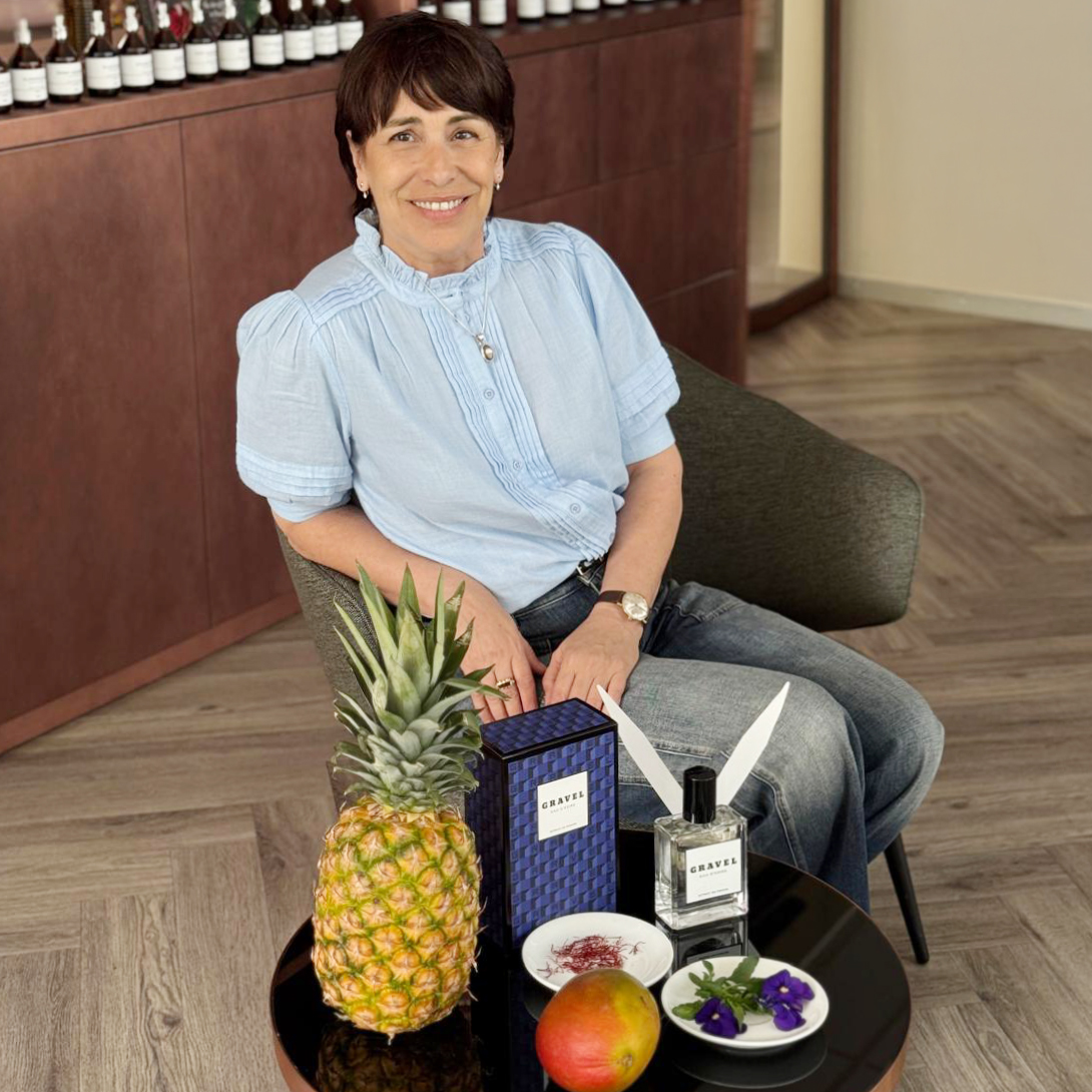 Mirella, known for composing fragrances like melodies, often draws inspiration from nature, emotion, and music -a rhythm of contrasts that echoes in every note of this creation.
The scent opens with a jubilant burst of pineapple and mango, kissed by sun and wrapped in the golden spice of saffron. It moves between softness and strength, vintage charm and modern clarity. At its heart, violet and clove leaves whisper of longing, while amber and musk settle like a promise fulfilled.
@mirellapomina
@gravel_1957