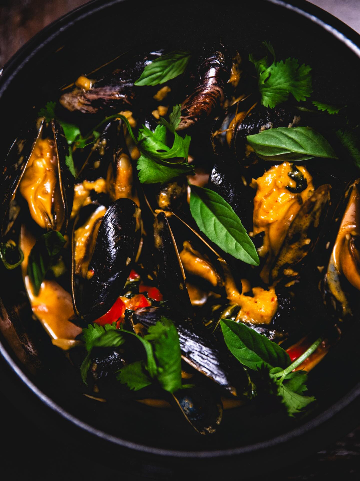 More cast iron curry chronicles…
Coconut beurre blanc with galangal, lemongrass and sweet curry powder. Local blue mussels used for exceptional tenderness!
Surprisingly easy way to utilize local foods when camping by the beach, super fast crowd pleaser FTW!
#privatechef #outdoorcooking #catering #overlanding #camping