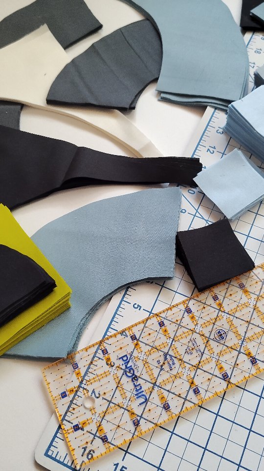 Me: Oh, these cuts would make such a cool quilt pattern
Also me: cutting these exact shapes for an already planned quilt pattern 😂